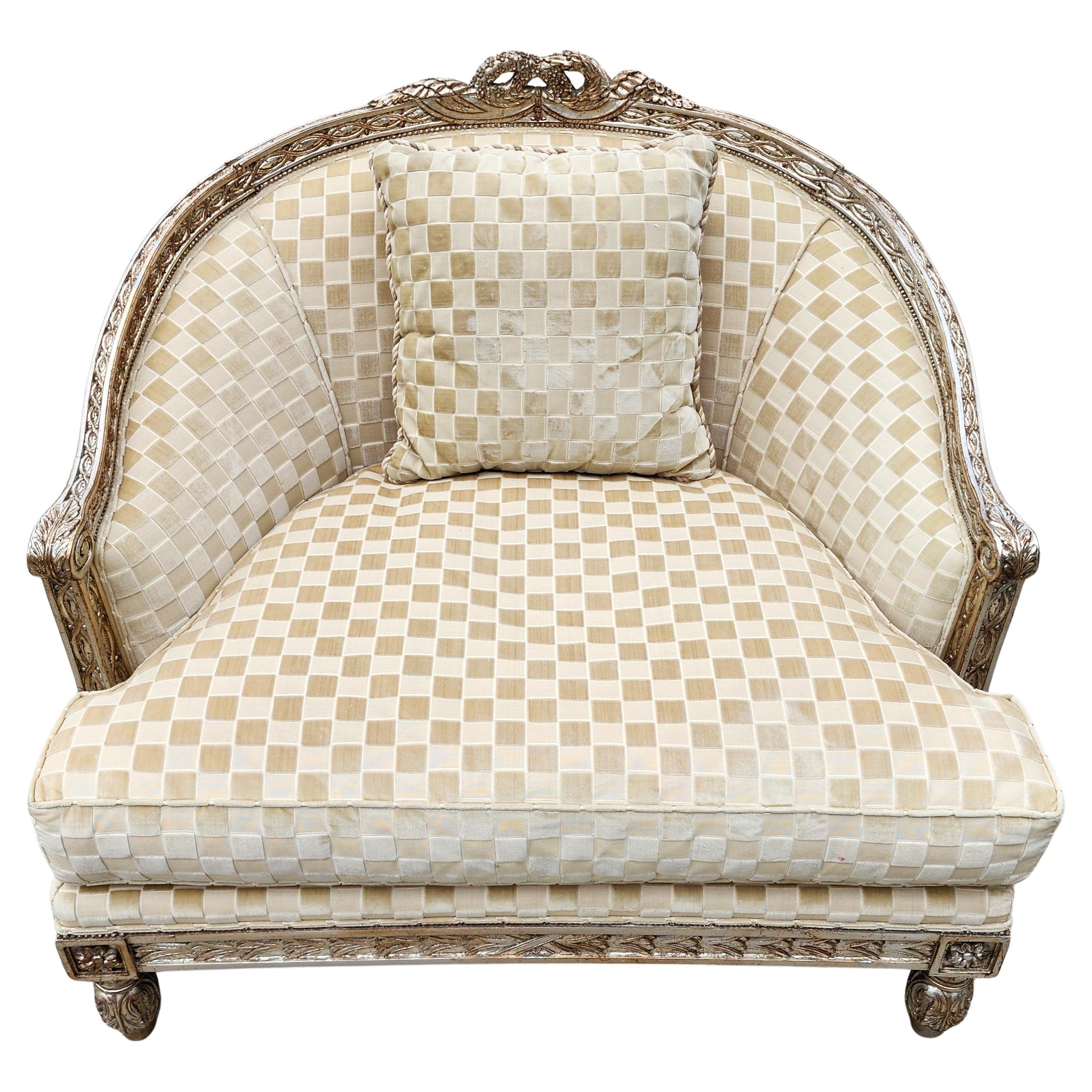 Marge Carson Fauteuil de bergère français de style Louis XVI Silver Leaf en vente