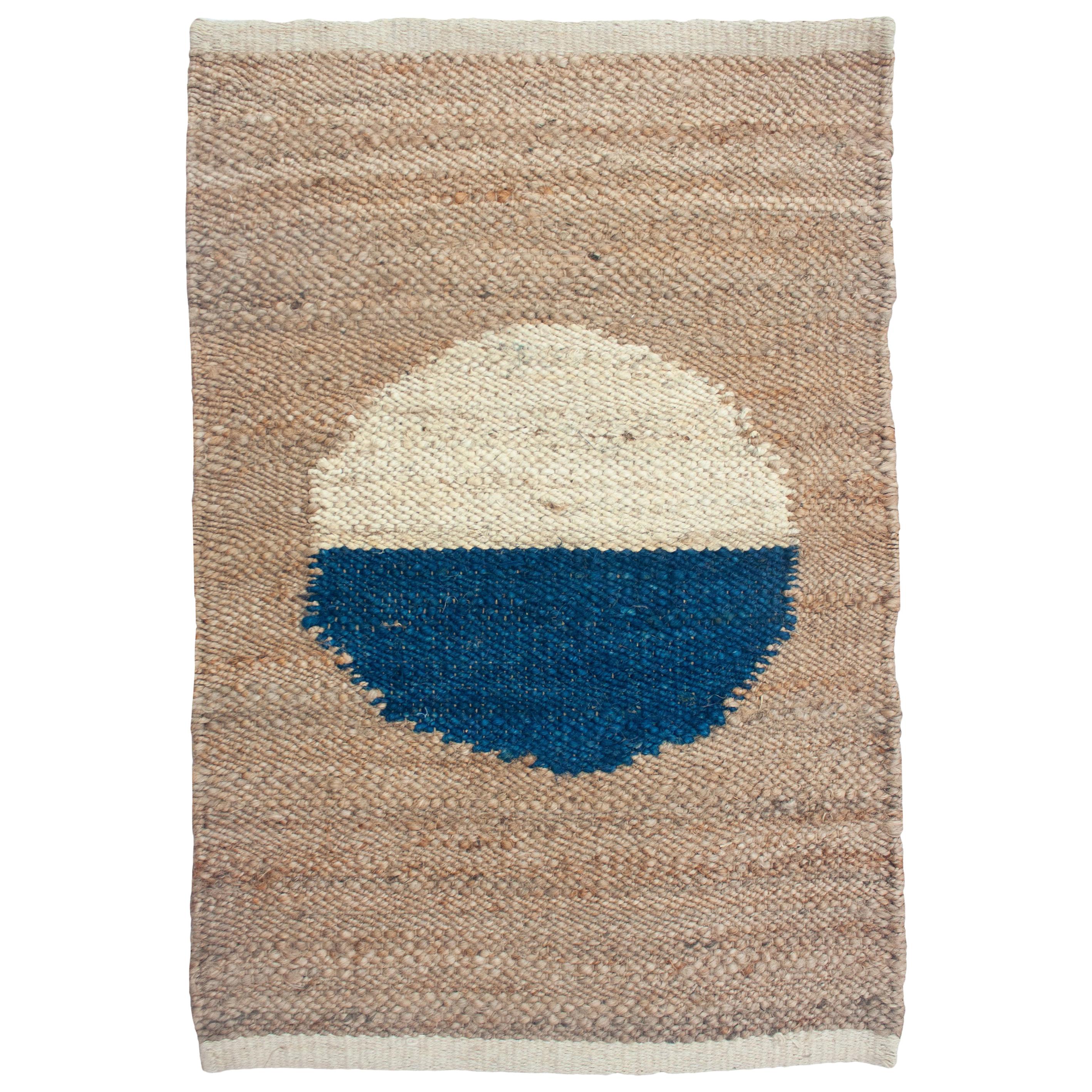 Margeaux Handgewebter geometrischer Juteteteppich, Teppich und Durrie mit blauem und weißem Kreis