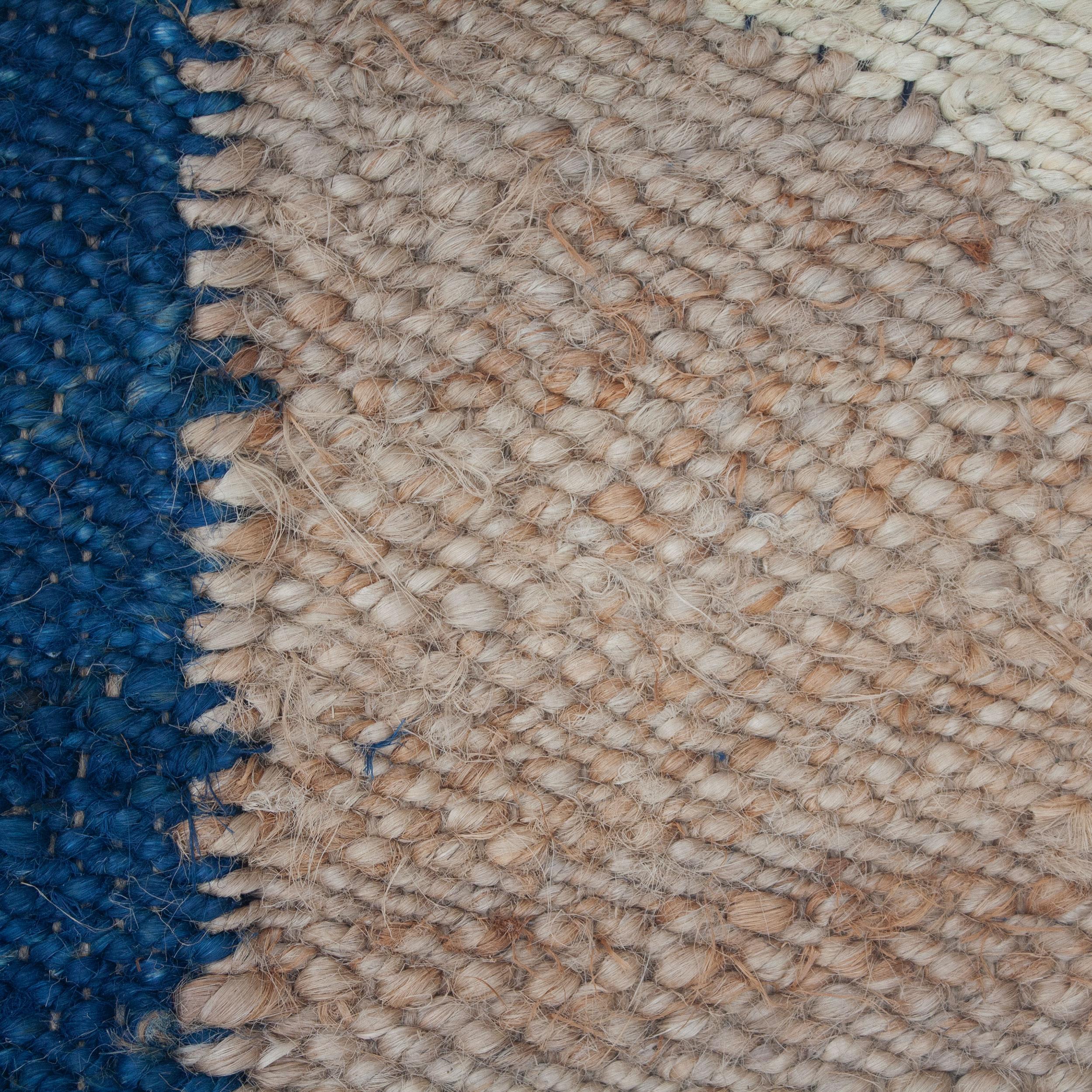 Dieser Juteteppich wurde von Kunsthandwerkern in Rajasthan, Indien, nach ethischen Gesichtspunkten mit feinsten Jutegarnen in einer traditionellen Webtechnik gewebt, die in dieser Region heimisch ist.

Der Kauf dieses handgefertigten Teppichs hilft,