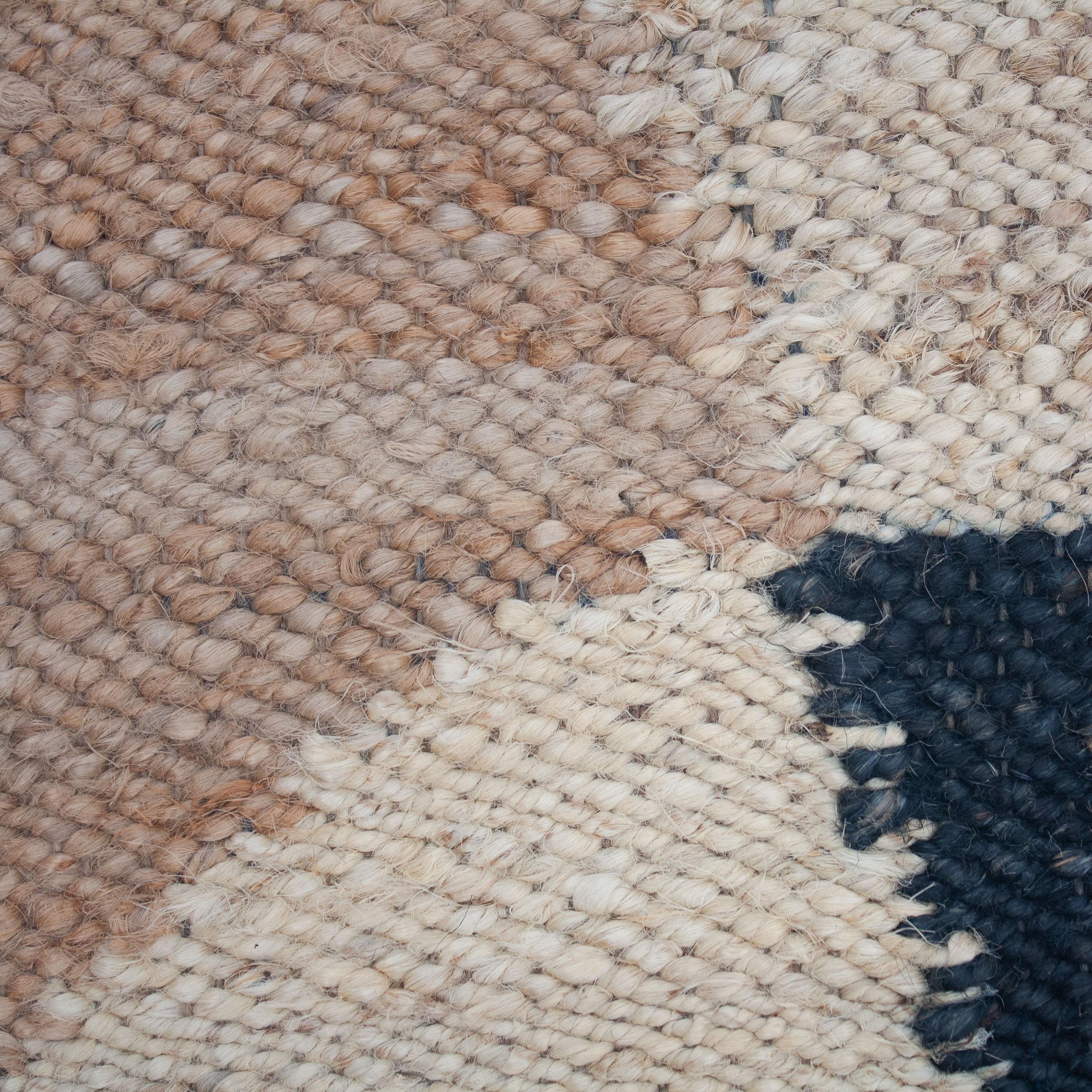 Dieser Juteteppich wurde von Kunsthandwerkern in Rajasthan, Indien, nach ethischen Gesichtspunkten mit feinsten Jutegarnen in einer traditionellen Webtechnik gewebt, die in dieser Region heimisch ist.

Der Kauf dieses handgefertigten Teppichs
