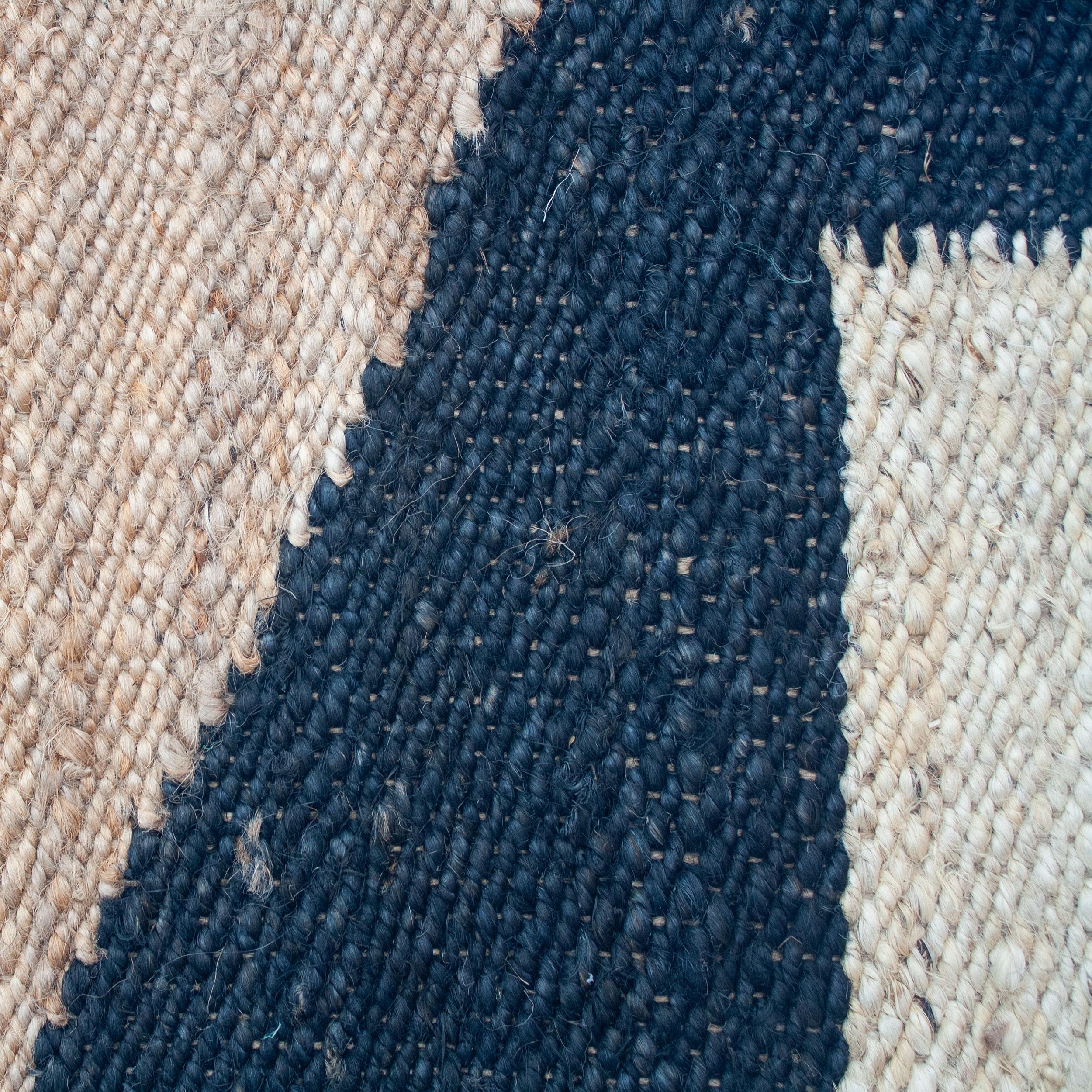 Dieser Jute-Teppich wurde von Kunsthandwerkern in Rajasthan, Indien, unter Verwendung einer traditionellen Webtechnik, die in dieser Region heimisch ist, ethisch von Hand aus feinsten Jute-Garnen gewebt.

Der Kauf dieses handgefertigten Teppichs