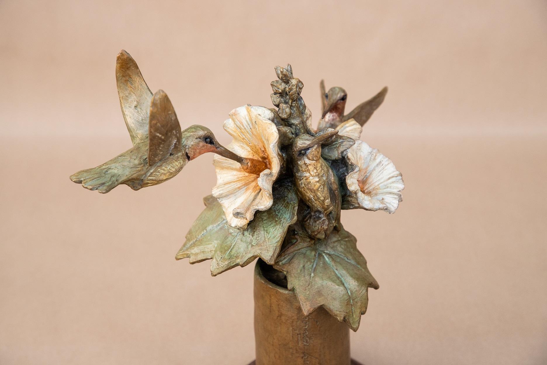 Bronze Beauties, Hummingbirds und Hollyhocks (Realismus), Sculpture, von Margery Torrey