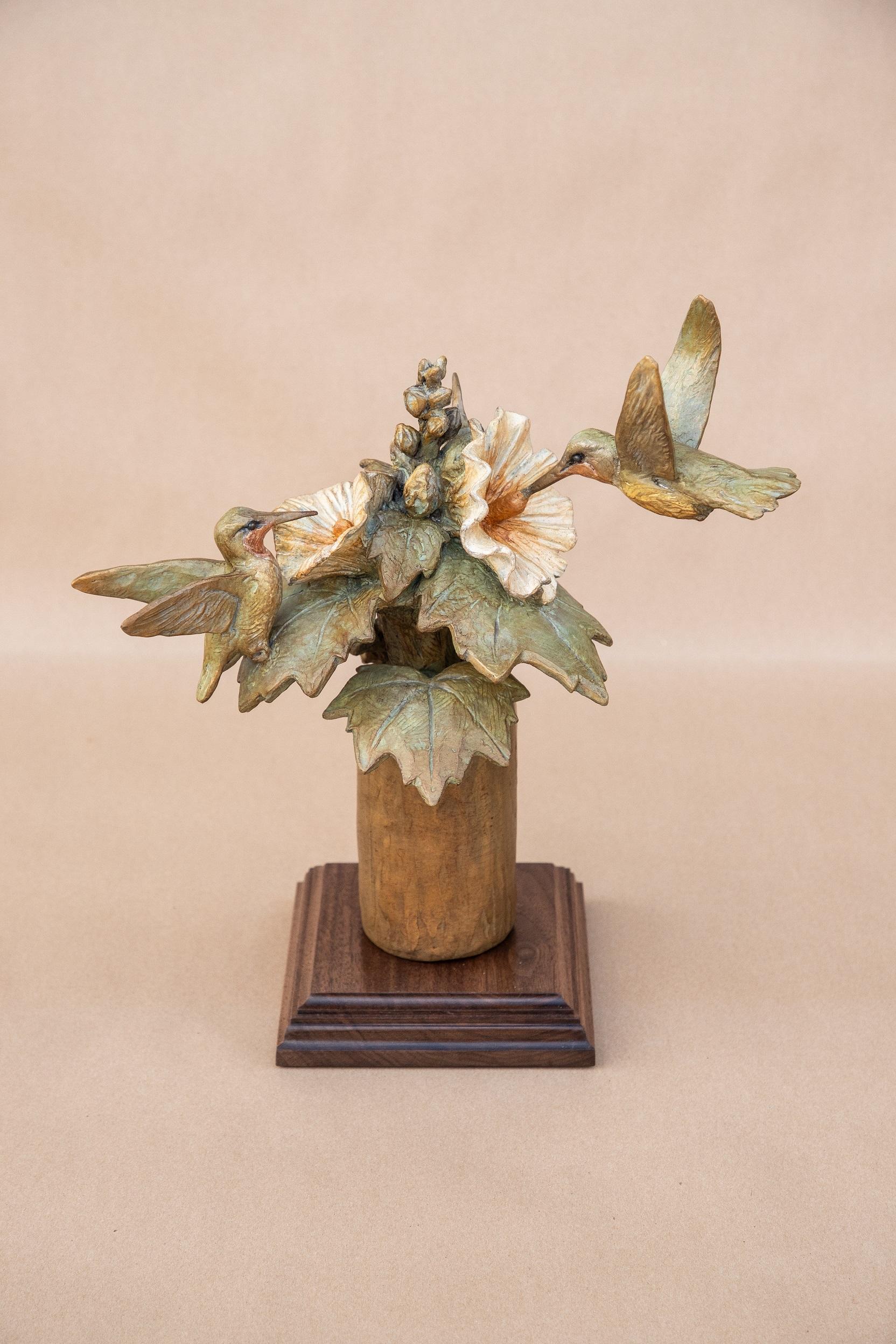 Bronze Beauties, Hummingbirds und Hollyhocks – Sculpture von Margery Torrey