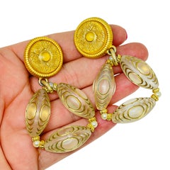 MARGHERITA BUONANNO ha firmato gli orecchini a clip vintage in vetro d'oro con pendente