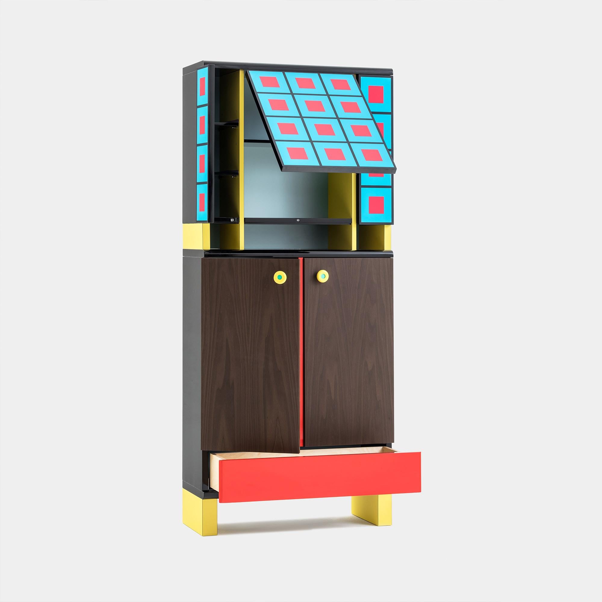 Armadio MARGHERITA in legno di George J. Sowden della collezione Post Design/Memphis

Il prodotto viene acquistato con certificato di autenticità e timbro di garanzia.

Informazioni aggiuntive:
Mobile in legno impiallacciato e laccato, ante con