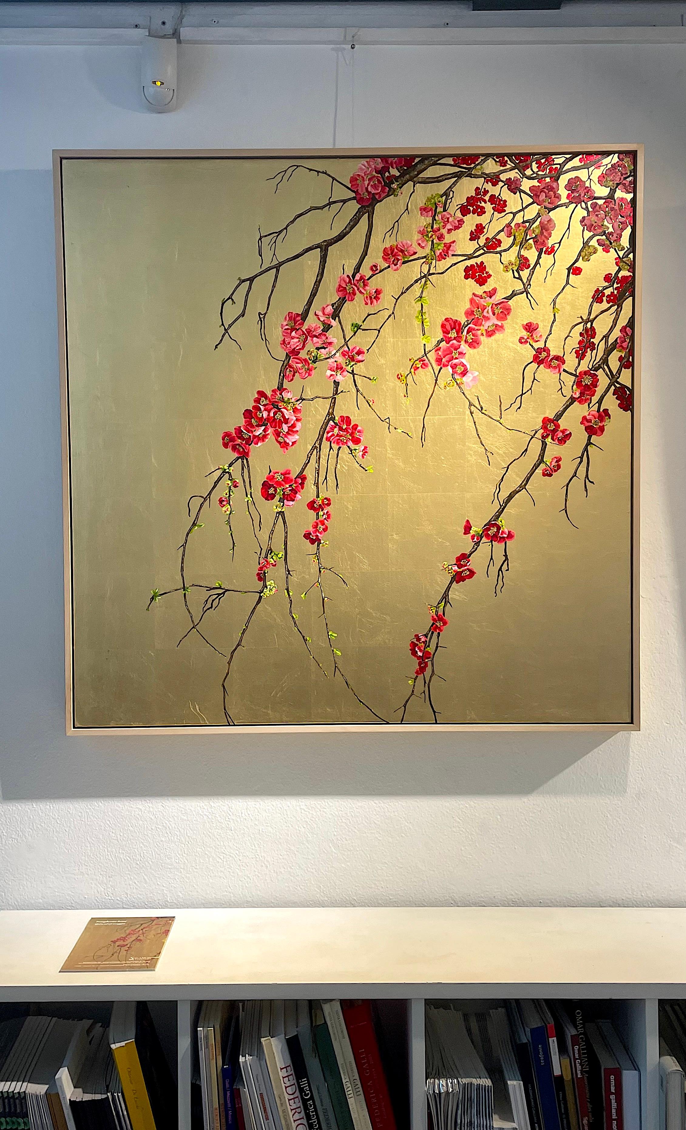 Ramo ricadente di cydonia dai fiori scarlatti su sfondo dorato - Painting di Margherita Leoni