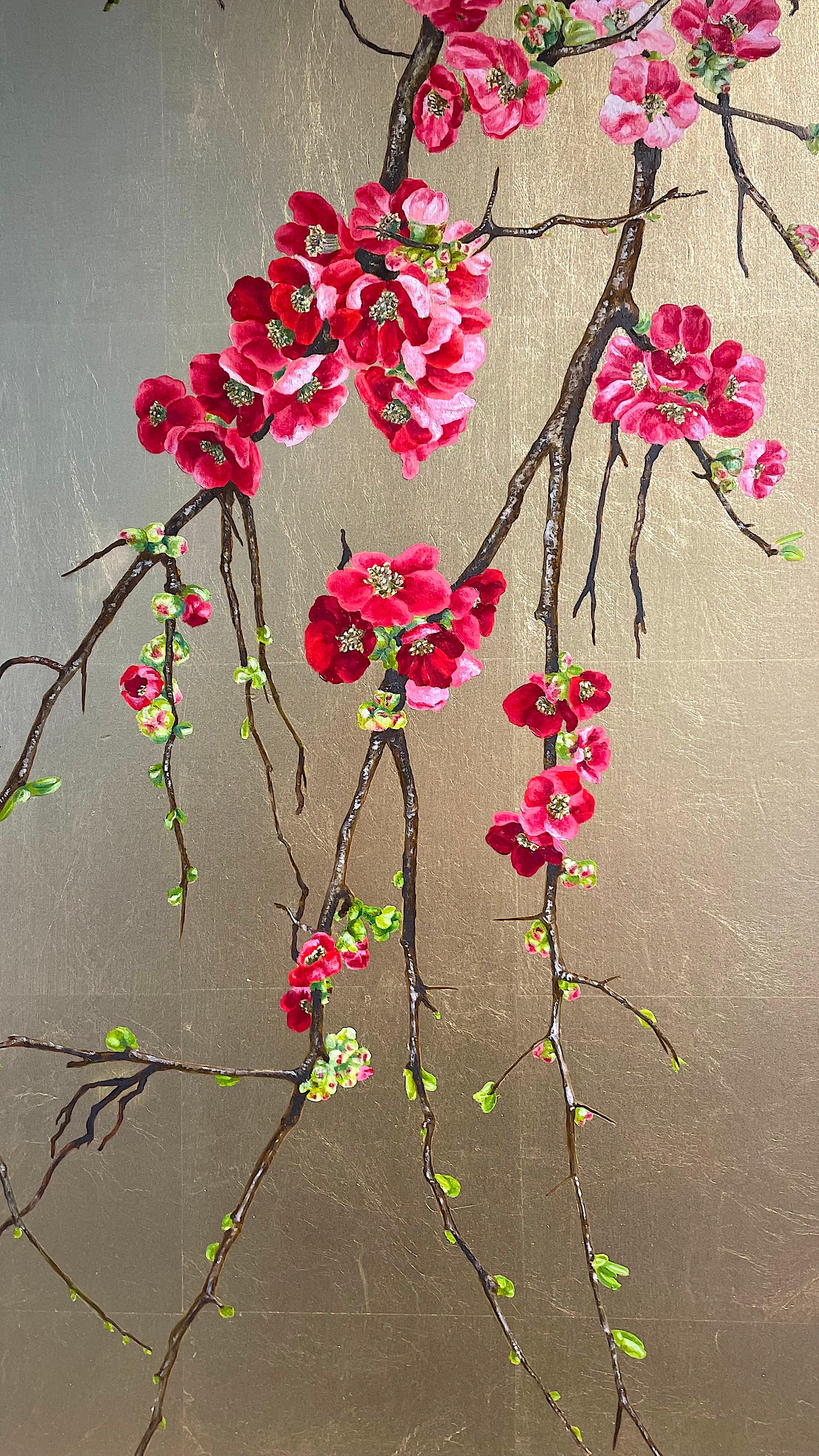 Ramo ricadente di cydonia dai fiori scarlatti su sfondo dorato - Painting Naturalismo di Margherita Leoni
