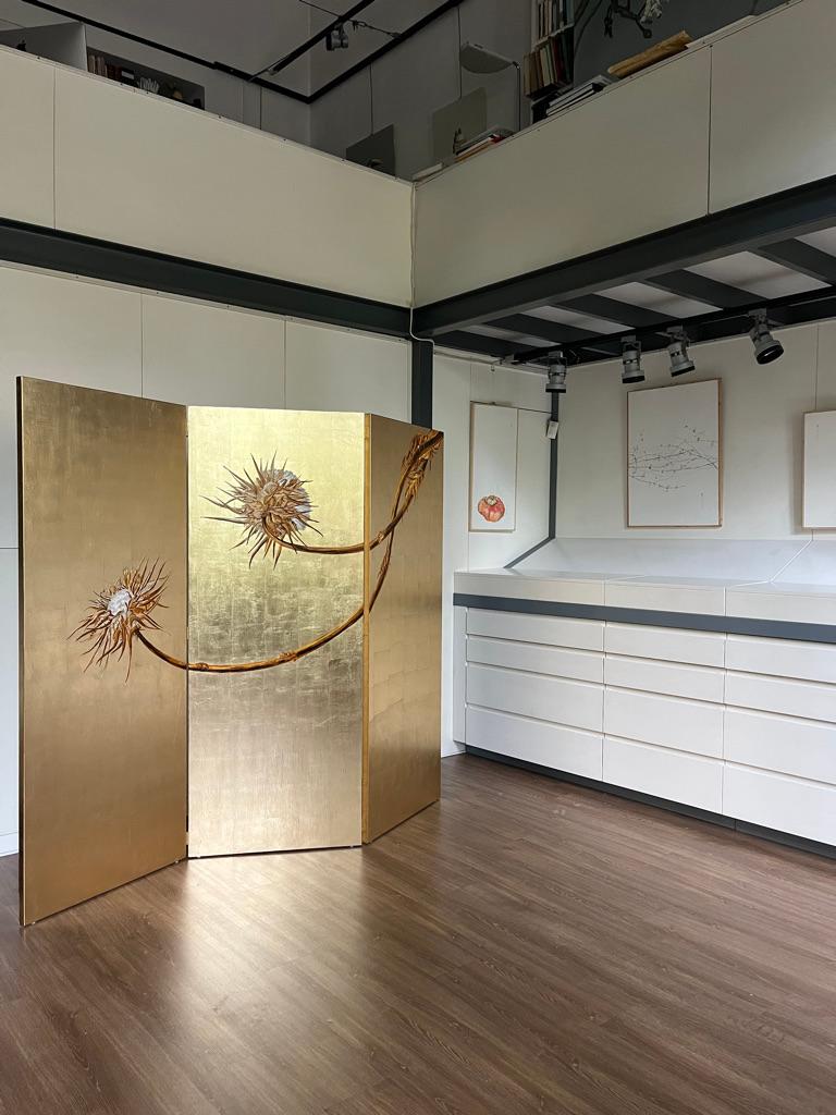 Biombo de cardo dorado pintado al óleo - mueble exclusivo autoportante - Painting de Margherita Leoni