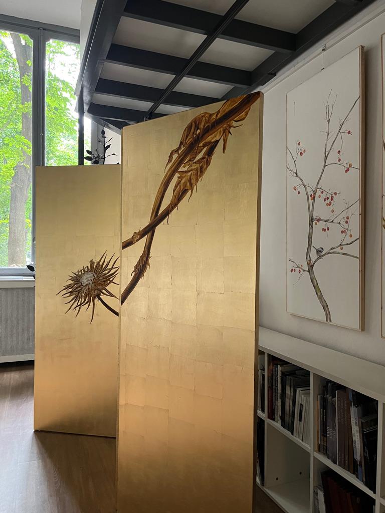 Biombo de cardo dorado pintado al óleo - mueble exclusivo autoportante - Figurative Painting Brown de Margherita Leoni