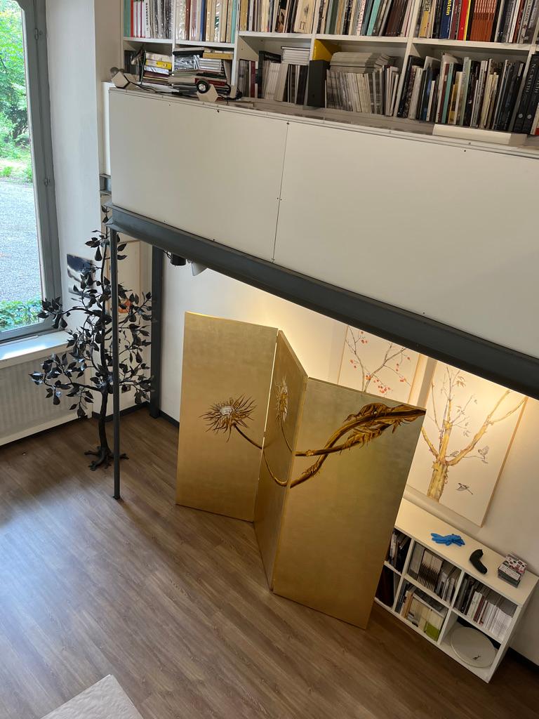 La principal muestra de jardinería verde de Milán estimuló a Margherita Leoni a crear su primera pantalla. 
Haciendo uso de sus habilidades pictóricas, la artista diseñó y creó un biombo autoportante en zigzag, un mueble único y exclusivo, pintado