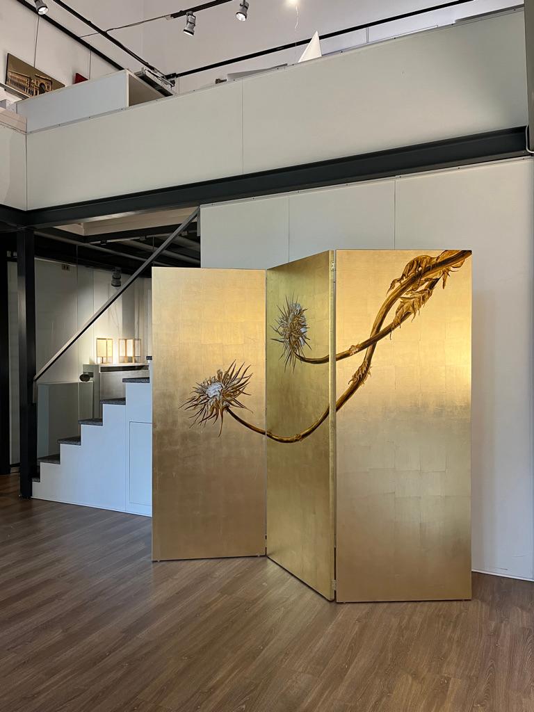 Margherita Leoni Figurative Painting – Golddistel Paravent geölt - selbsttragendes exklusives Möbelstück