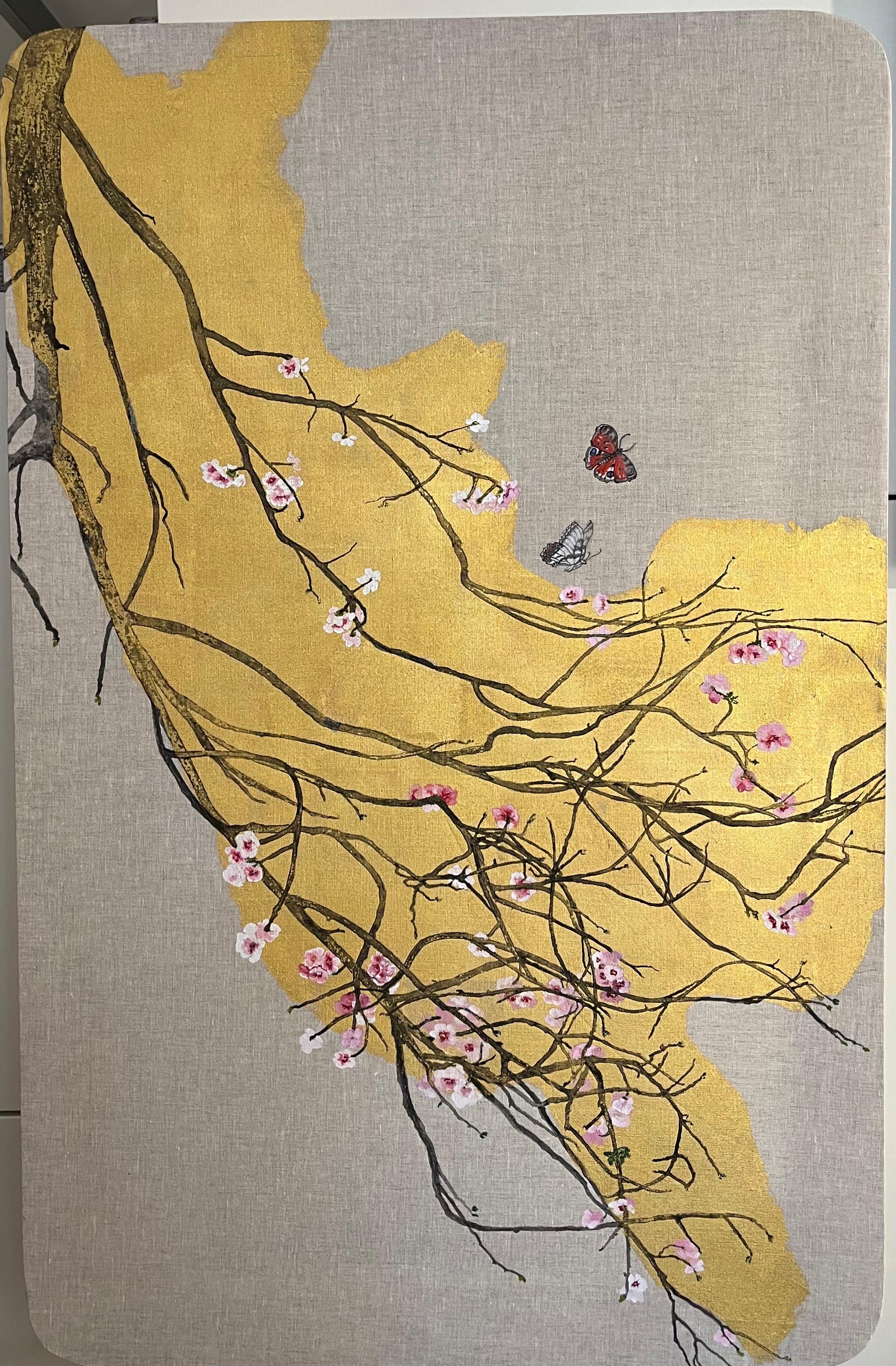 Pfirsichfarbene Blüte, Rosa und Schmetterlinge, auf altem Gemälde im Vordergrund. Innovativ