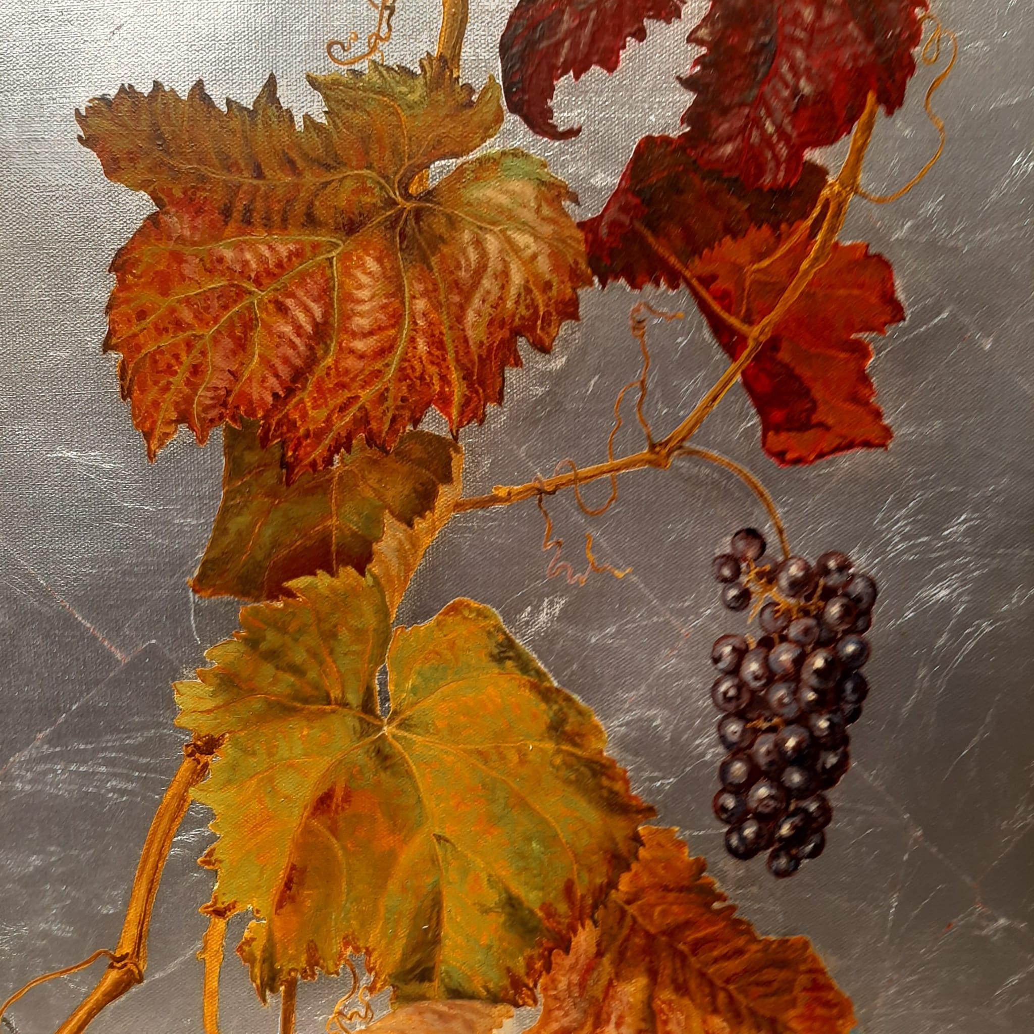 Branche de vigne avec grappe violette et feuilles rouges - peinture à l'huile sur fond argenté  en vente 4