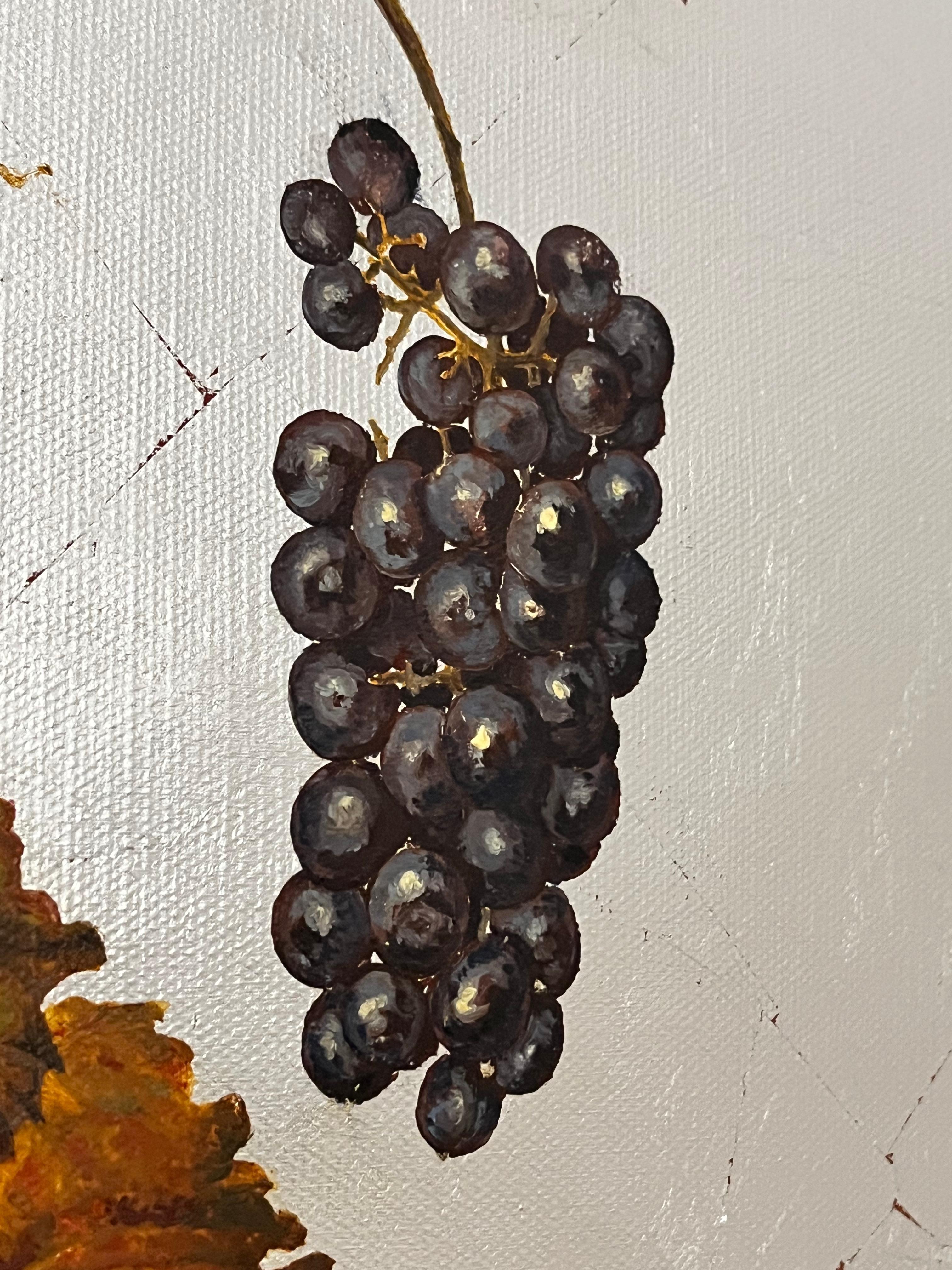Branche de vigne avec grappe violette et feuilles rouges - peinture à l'huile sur fond argenté  - Silver Figurative Painting par Margherita Leoni
