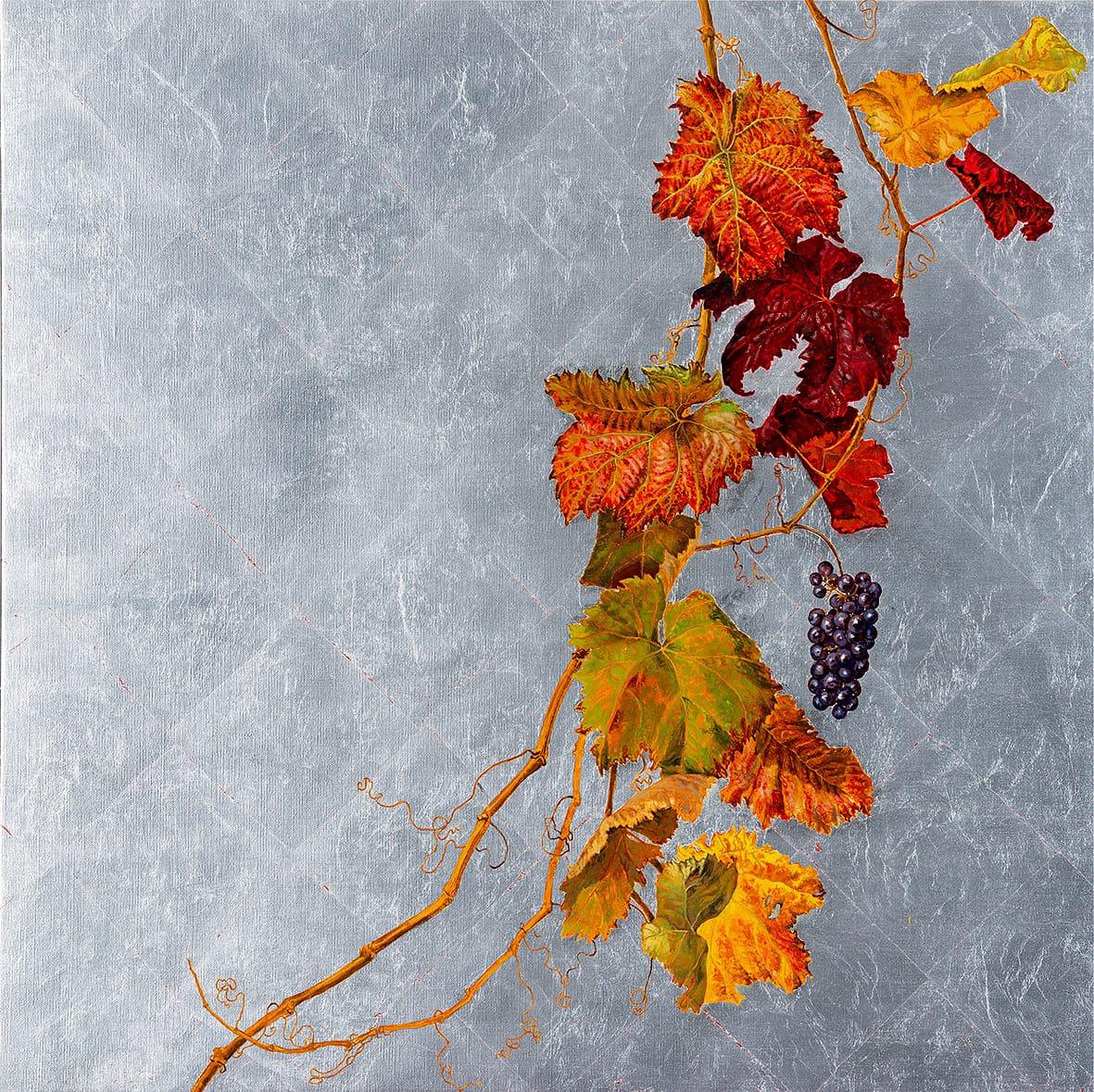 Figurative Painting de Margherita Leoni - Rama de vid con racimo morado y hojas rojas - pintura al óleo sobre fondo plateado