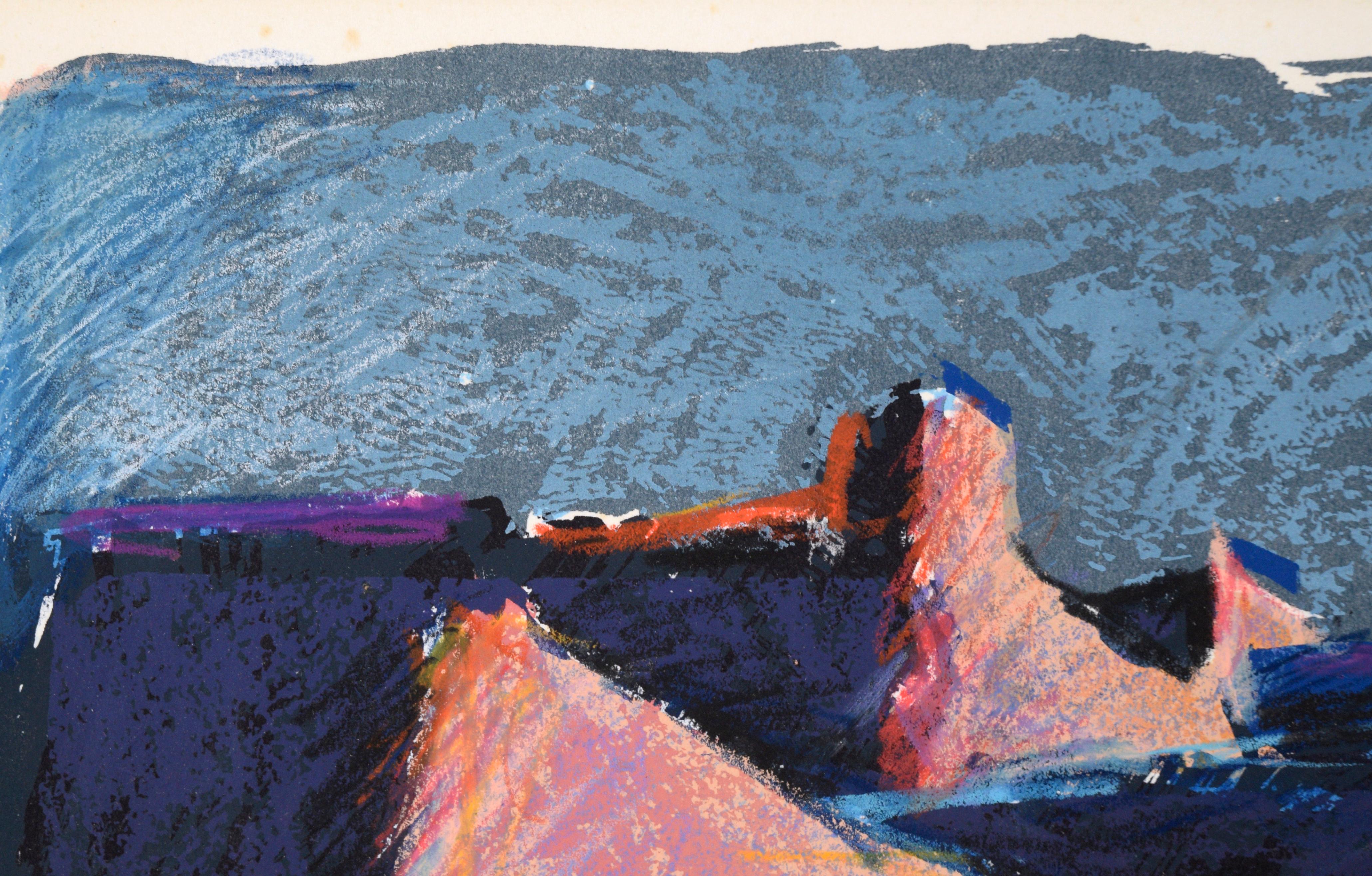 „Pueblos“ – handgeAugmentierte fauvistische Landschaft in Tinte und Pastell auf Papier (Fauvismus), Print, von Margie Dickson