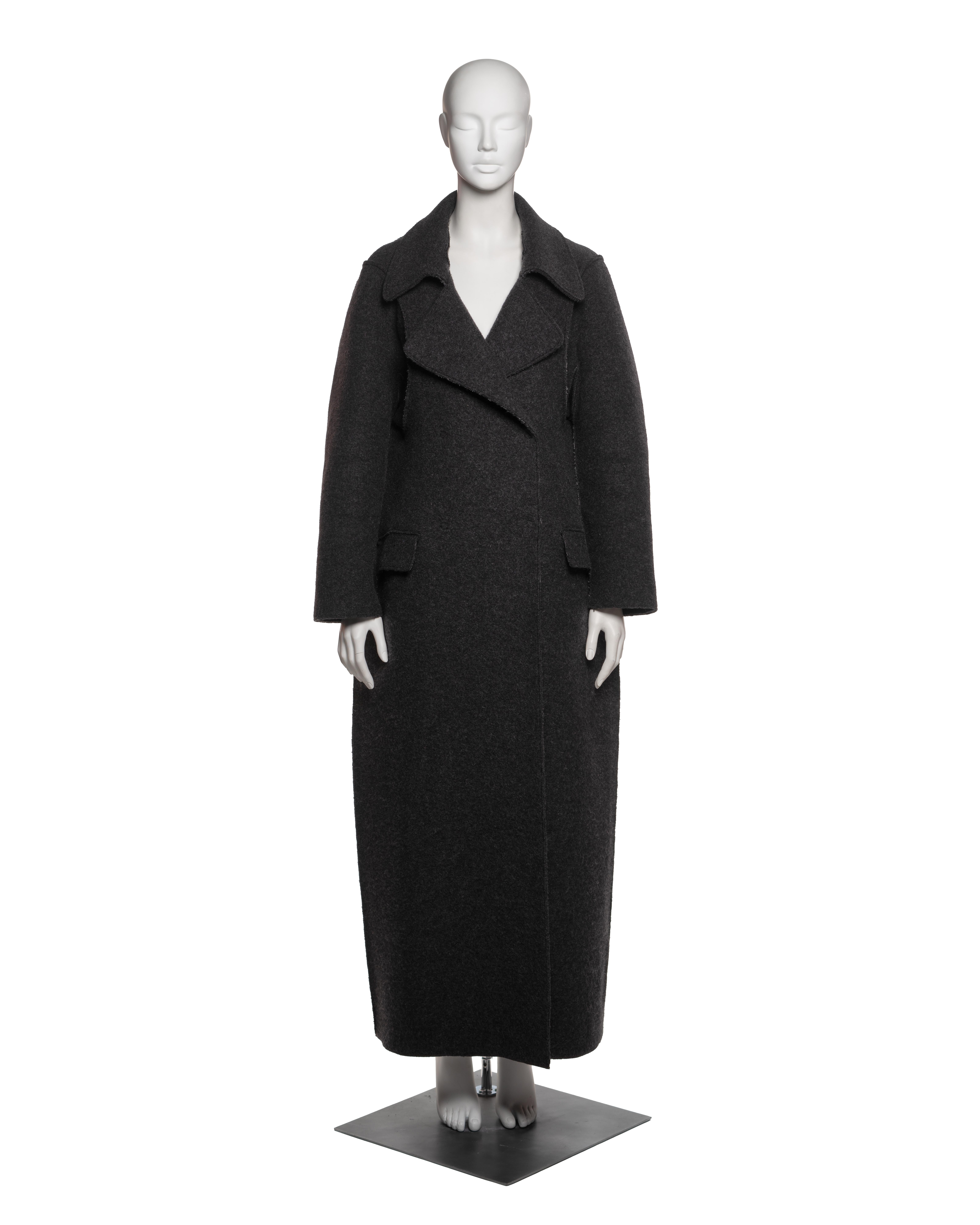 Ce manteau en laine gris anthracite de la collection automne-hiver 1998 de Martin Margiela illustre l'exploration radicale de la construction du vêtement par le créateur dans le cadre de la série 