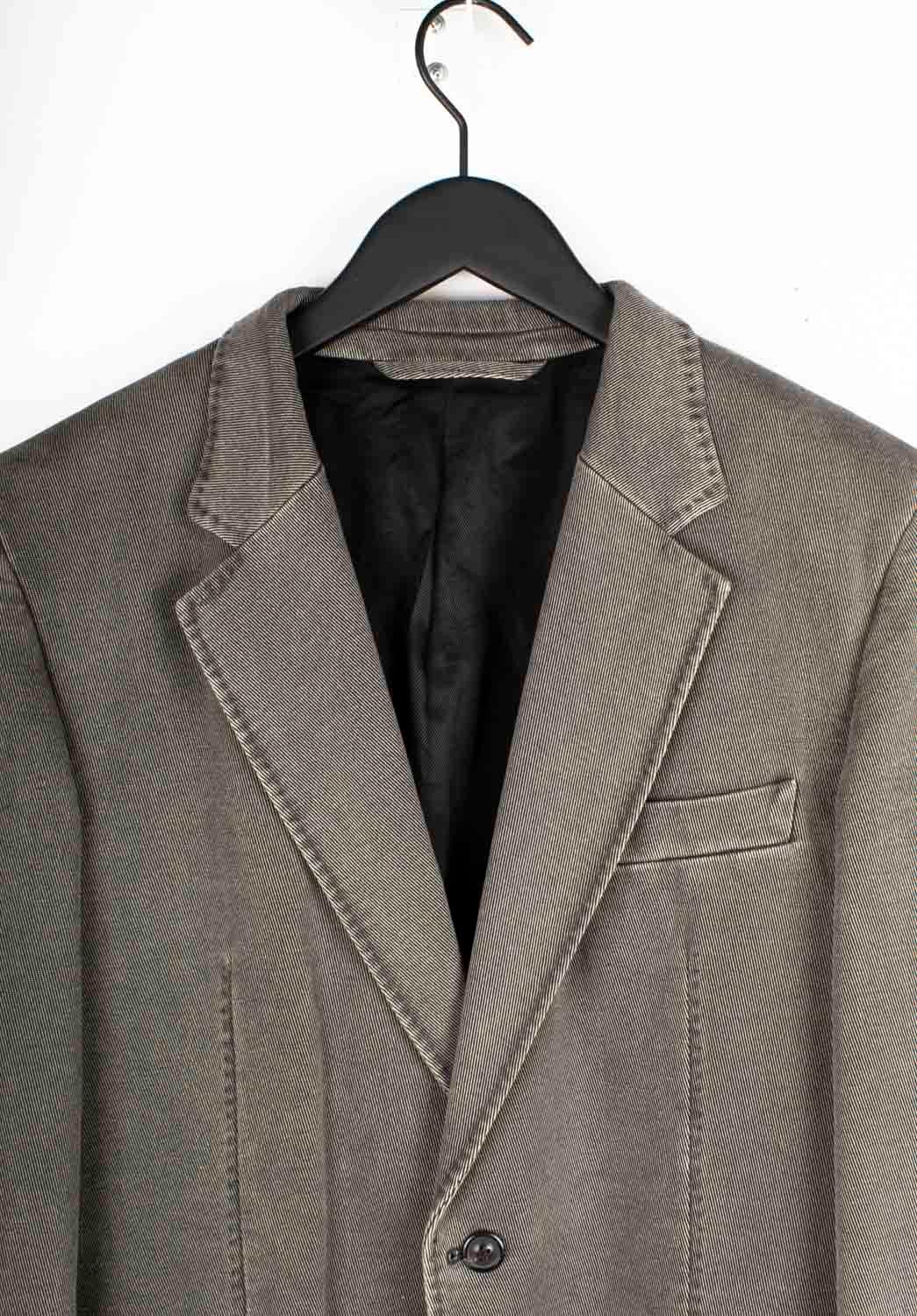 Prüfen Sie meine anderen Angebote. Habe viele weitere Designerkleidung zu verkaufen. Offen für alle Angebote.
Artikel zum Verkauf ist 100% echte Margiela Blazer Männer Jacke, VINU0
Farbe: Grau
(Eine tatsächliche Farbe kann ein wenig variieren