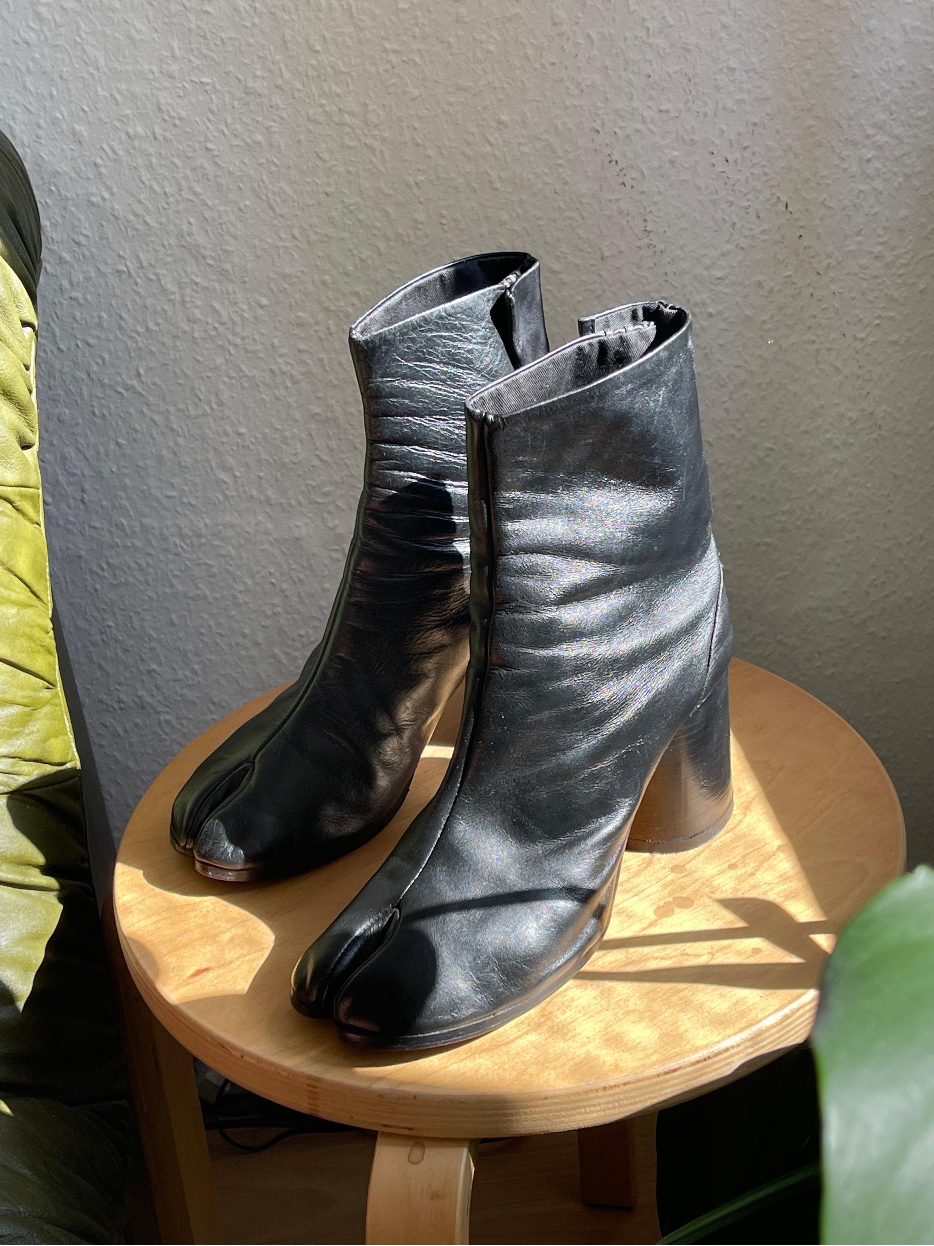 1990 Margiela Tabi Boots 
Cuir noir Taille EU 39 K.K. 6 


Les collectionneurs, les archivistes et les amateurs de mode sont les bienvenus. 

Extrait de la collection du défilé de l'automne 1998
Elle faisait partie de la ligne 1 de Margiela avant
