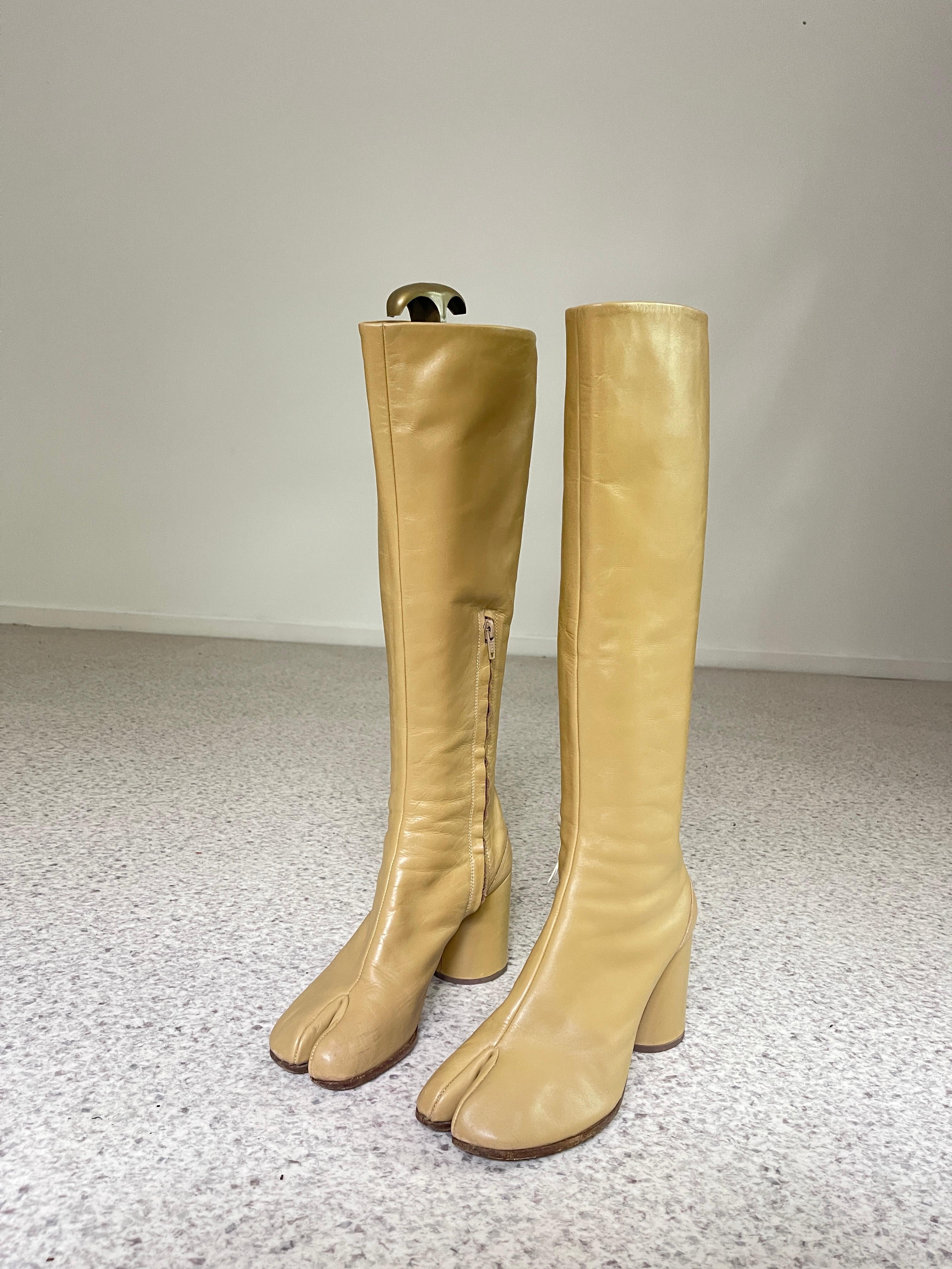 Margiela Tabi Knee High Boots 2004 look book collection  Beige  Leather Size EU 38 U.K 5

Collectors, archivers and serious fashion lovers this is for you.

From the fall 2004 runway collection

Part of Margiela’s 1 line before footwear became part