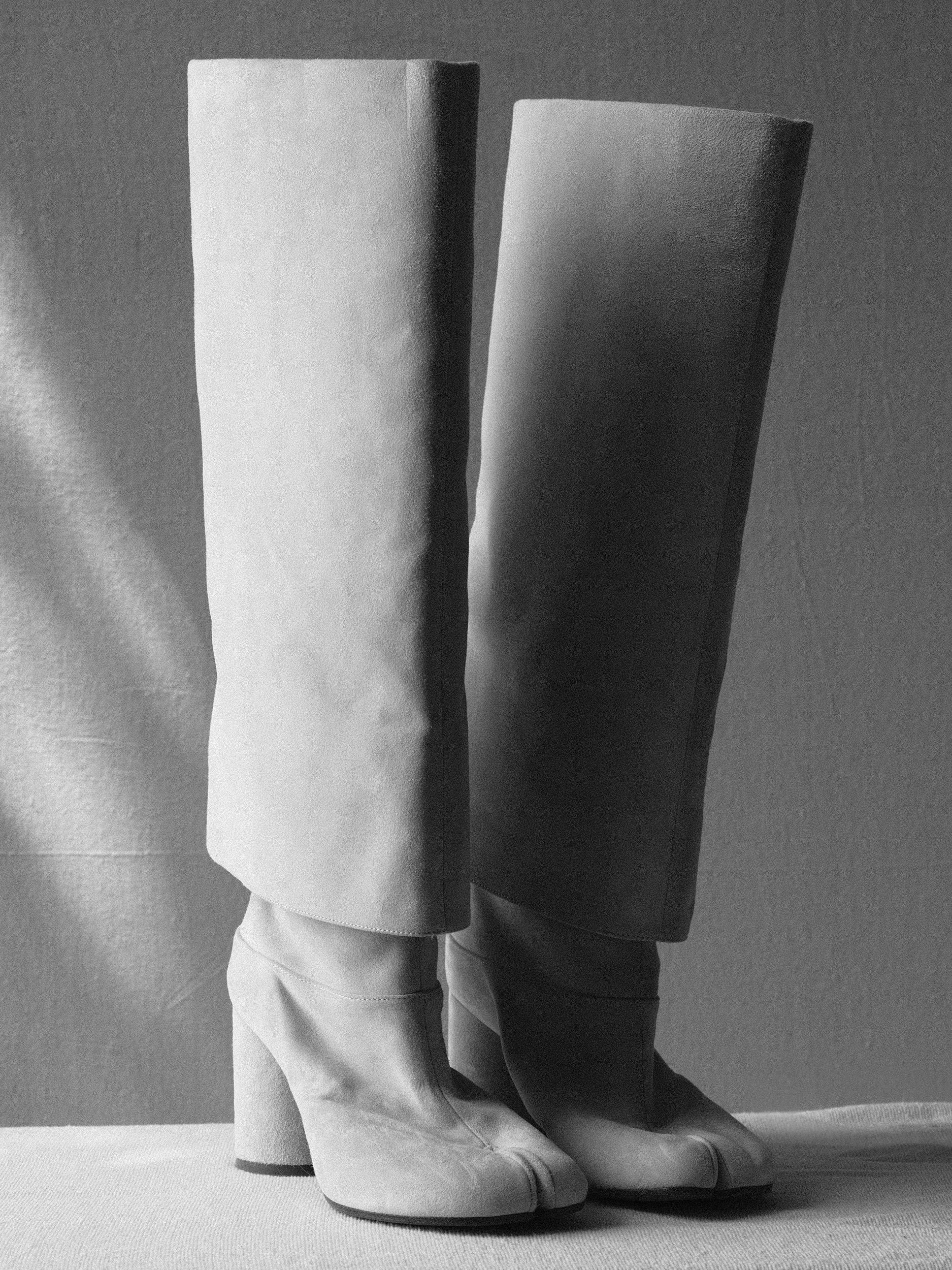 Margiela Tabi Knee High Suede Trompe L'oeil Light beige/ivory 37 In Excellent Condition In Los Angeles, CA