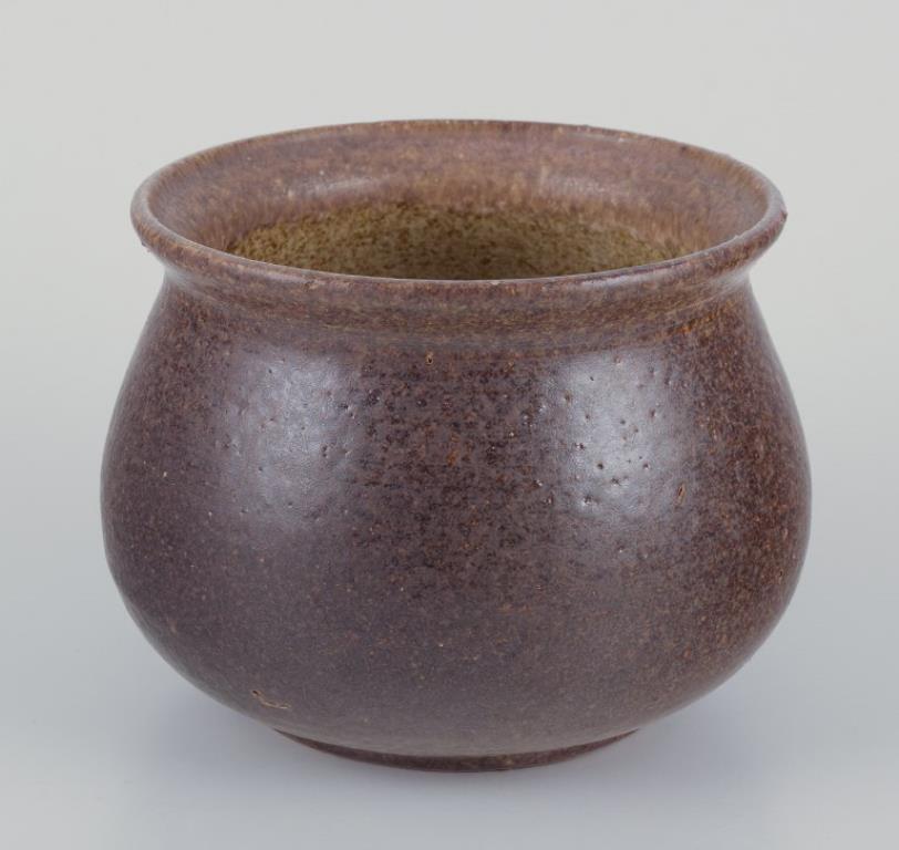 Margit Svenning, céramiste danoise
Vase en céramique unique. Glacis dans les tons Brown.
Signé et daté '82 (1982).
En excellent état, avec quelques défauts de production.
Dimensions : D 13,0 cm. x H 11,0 cm.
