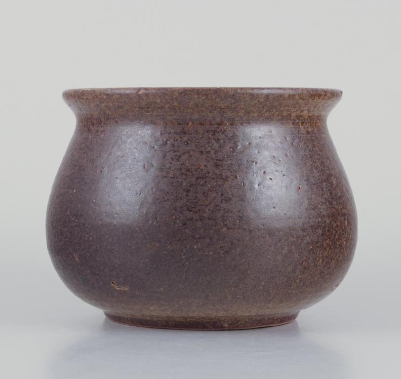 Danois Margit Svenning, céramiste danoise Vase en céramique avec glaçure dans les tons de Brown. en vente