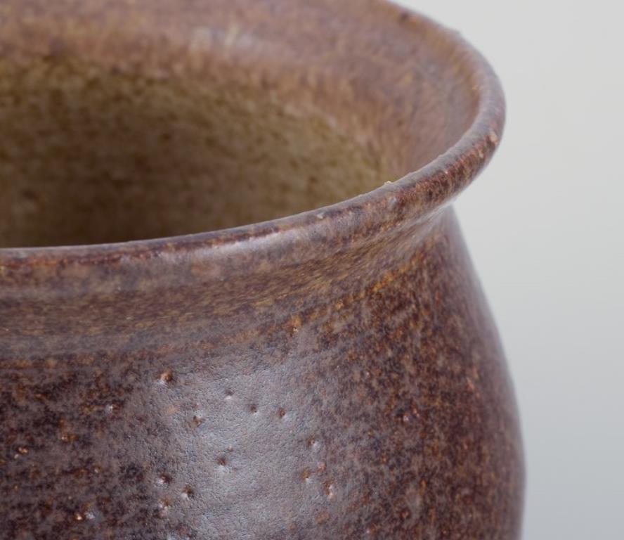 Vernissé Margit Svenning, céramiste danoise Vase en céramique avec glaçure dans les tons de Brown. en vente