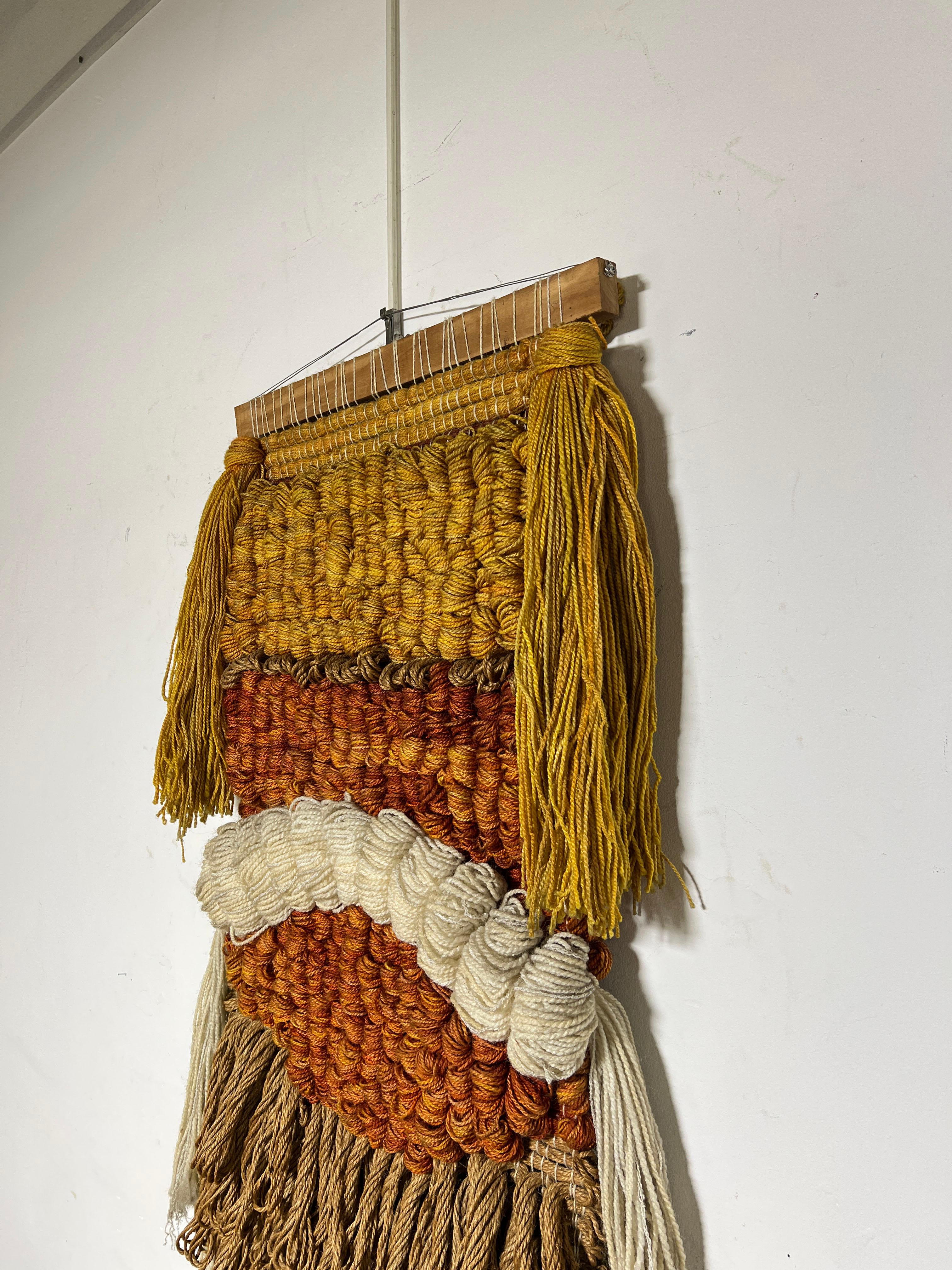 Tenture murale en fibre d'art de l'artiste textile californienne Margo Farrin O'Connor, vers les années 1970.   Margo et son mari William ont fondé leur studio de fabrication de bijoux, de sculpture sur métal et d'art des fibres à Pasadena, en