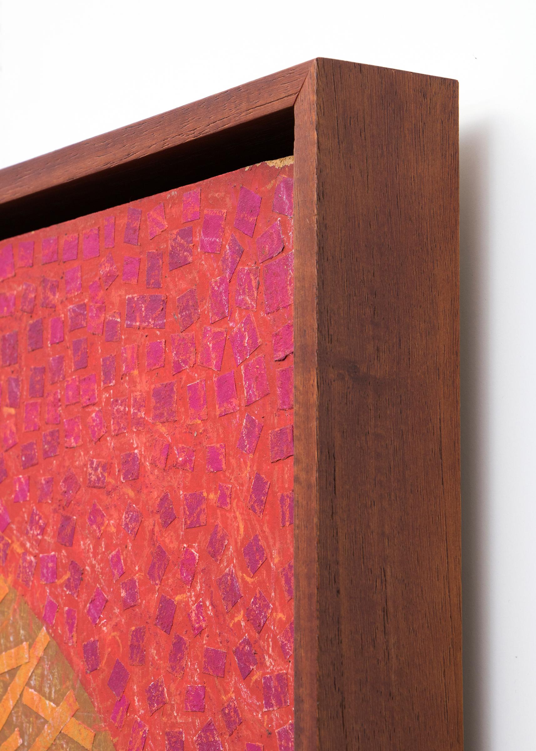 Collage de crayon et de papier sur carton représentant une pistache par l'artiste du 20e siècle, Margo Hoff, vers 1970.  Présenté dans un cadre en bois personnalisé, les dimensions extérieures mesurent 25 ¾ x 31 ½ x 2 pouces.  La taille de l'image