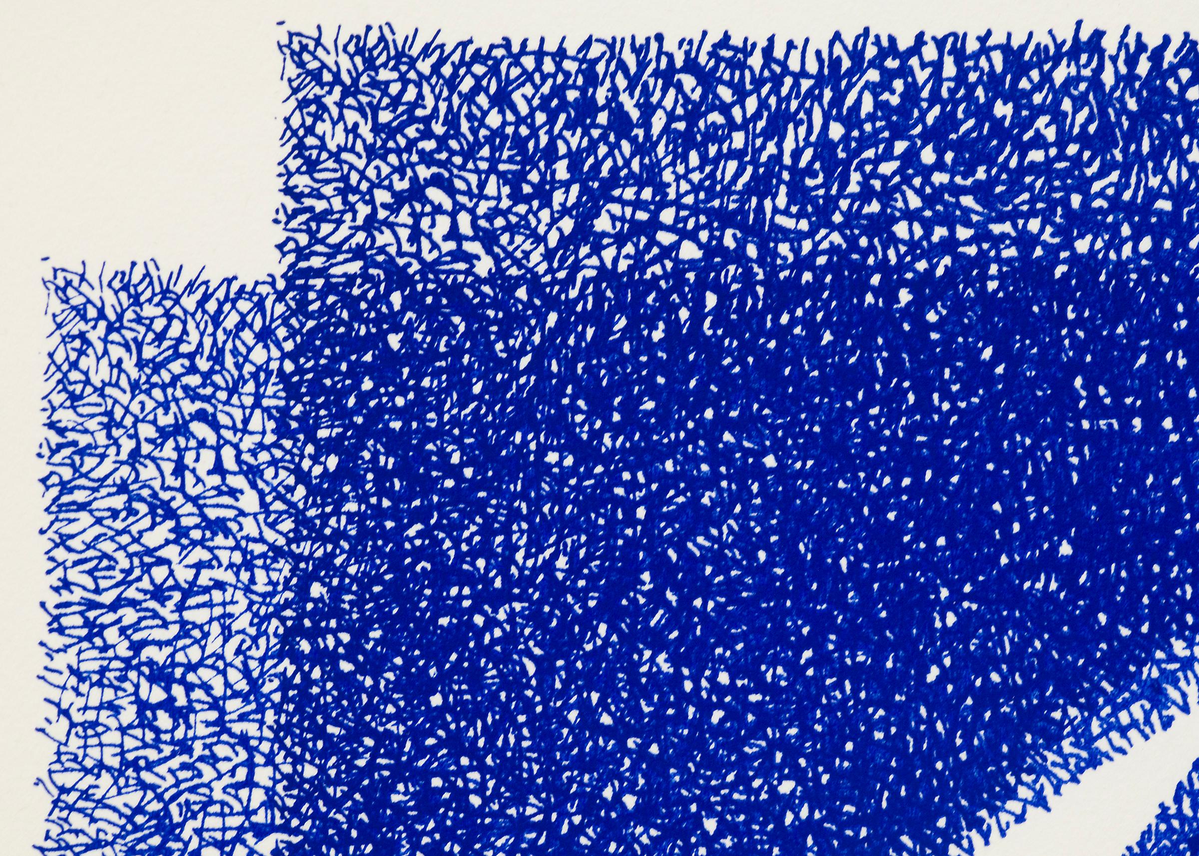 Abstrakte blau-weiße Serigrafie auf Papier von Margo Hoff (1910-2008) aus der Mitte des 20. Präsentiert in einem maßgeschneiderten Eichenholzrahmen mit allen archivtauglichen Materialien und UV/nicht-reflektierendem Glas, Außenmaße messen 35 ¼ x 27