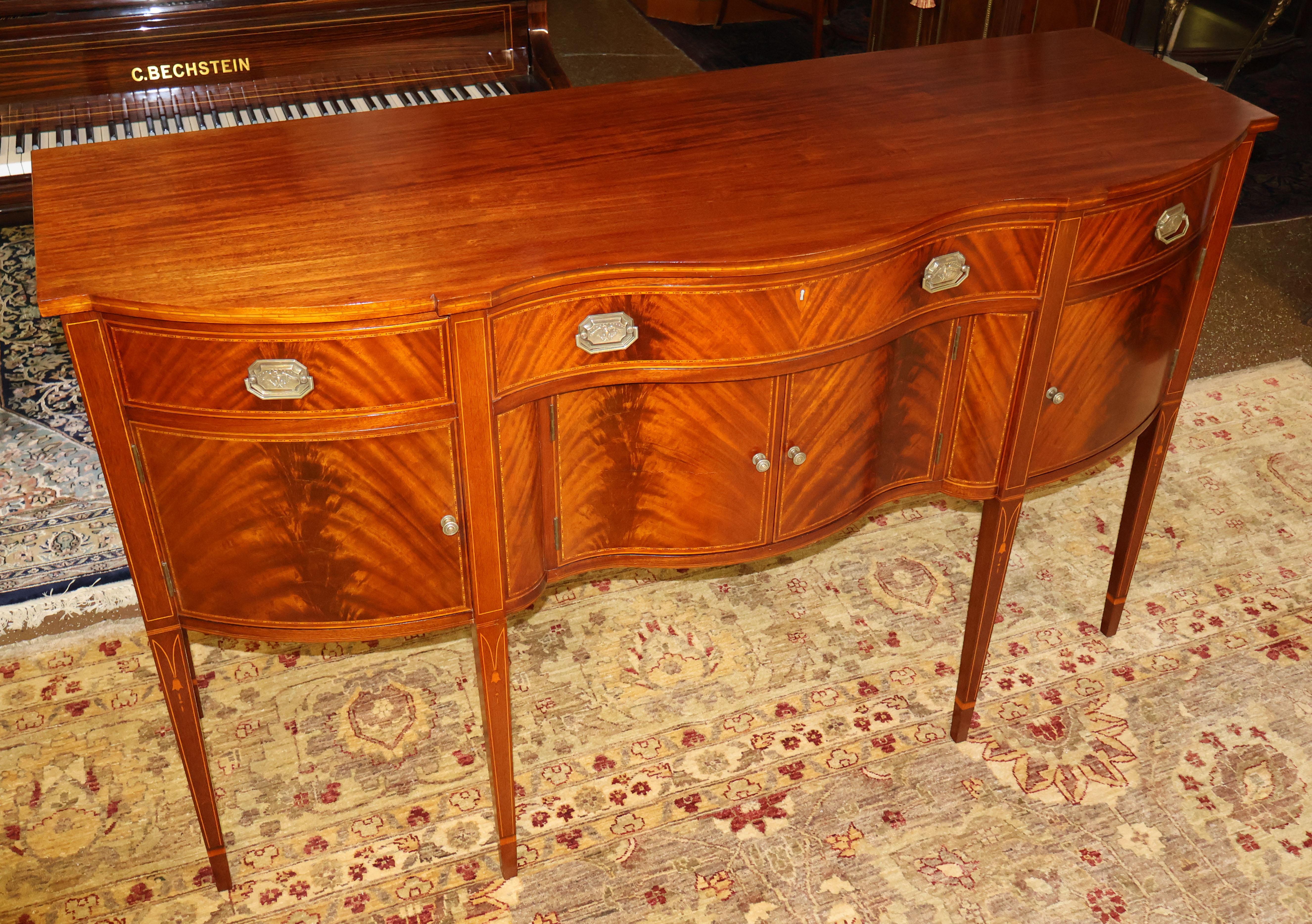 ​Early 20th Century Mahogany Hepplewhite Style Server Buffet Sideboard

Dimensions : 66