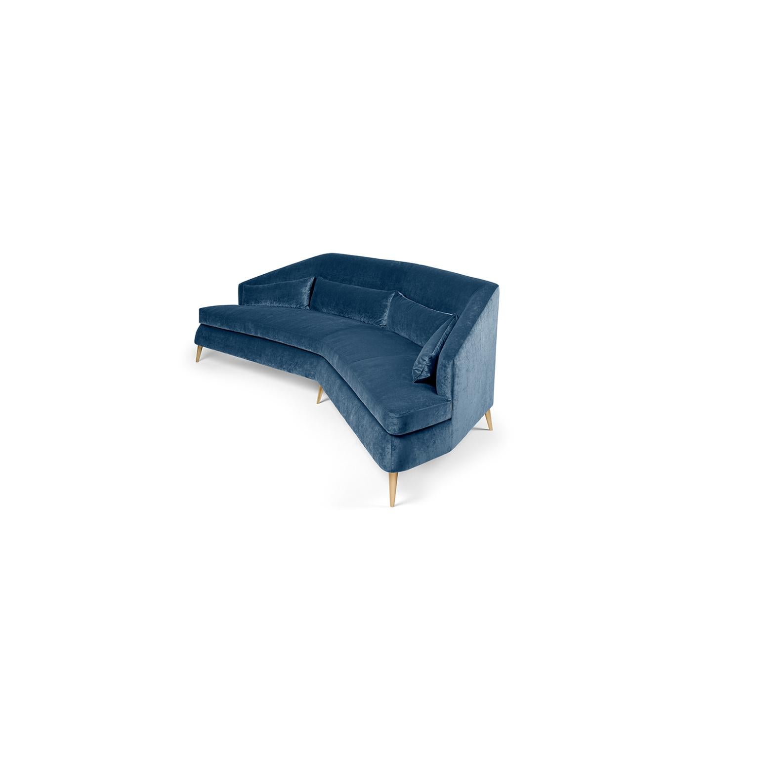 Sofá Margot 280 by Munna
Dimensiones: P 137 x An 280 x Al 93 cm. SH: 46 cm.
Materiales: Madera, espuma, latón, plumas y terciopelo.
Acabado: Terciopelo Trevira, ref. Azul Acero, tapicería TRV05, acolchada con espuma y plumas, y latón