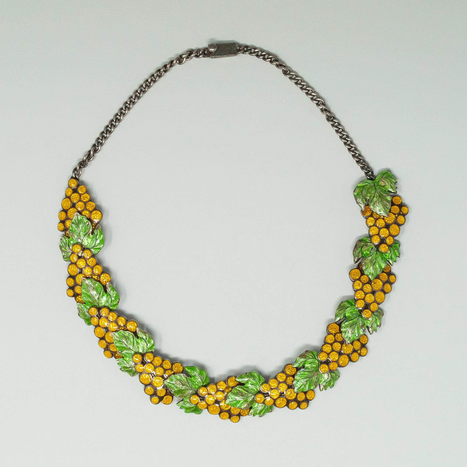 Margot De Taxco, collana in argento e smalto con uva gialla. Prodotto in Messico con marchio Margot De Taxco. Presenta una chiusura a scatola in buone condizioni di funzionamento. Si tratta di un pezzo unico e sorprendente che farà sicuramente