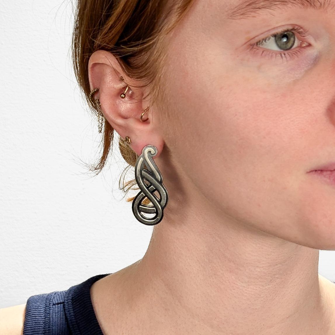 Un bel paio di orecchini in argento e smalto messicani firmati.

Di Margot De Taxco.

In argento sterling con una patina di zolfo da pacco.

Le clip back originali sono state modificate in montanti per garantire una vestibilità