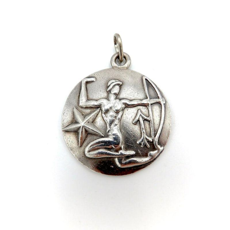 Die astrologischen Zodiac-Schmuckstücke von Margot de Taxco aus Sterlingsilber sind kühn, stilvoll und stromlinienförmig. In den 1950er Jahren entwarf Margot die Zodiac-Zeichen in verschiedenen Serien, darunter auch dieses runde Set aus massivem
