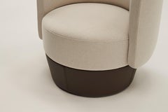Margot est un petit fauteuil de forme circulaire qui semble vous enlacer.
