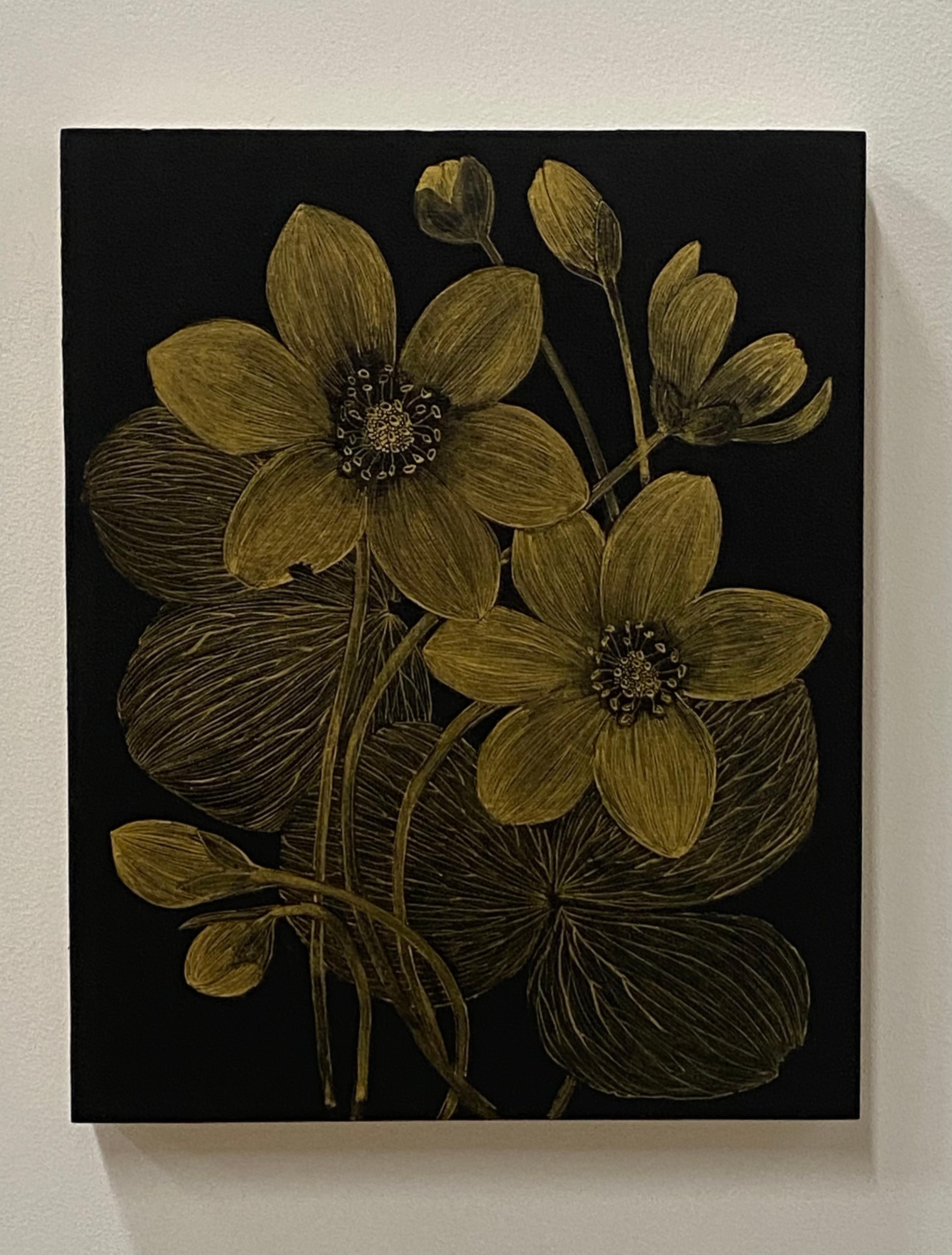 Anemone One - Metallic Gold Blumen Blätter Pflanze Botanical Black Panel, 2021 (Zeitgenössisch), Painting, von Margot Glass