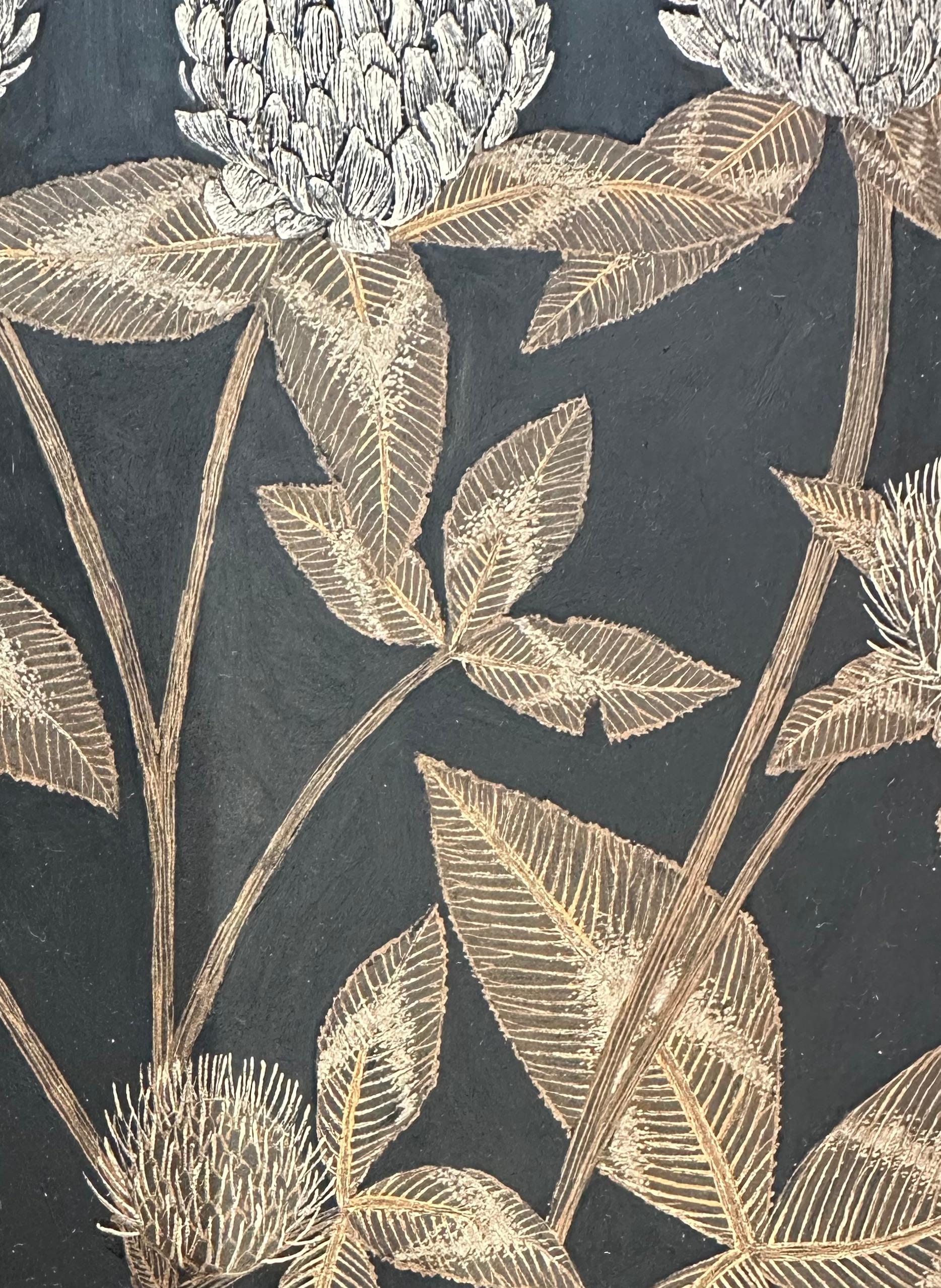 Trifoglio due, foglie di trifoglio rosso metallizzato oro, stelo, botanica su nero - Painting Contemporaneo di Margot Glass