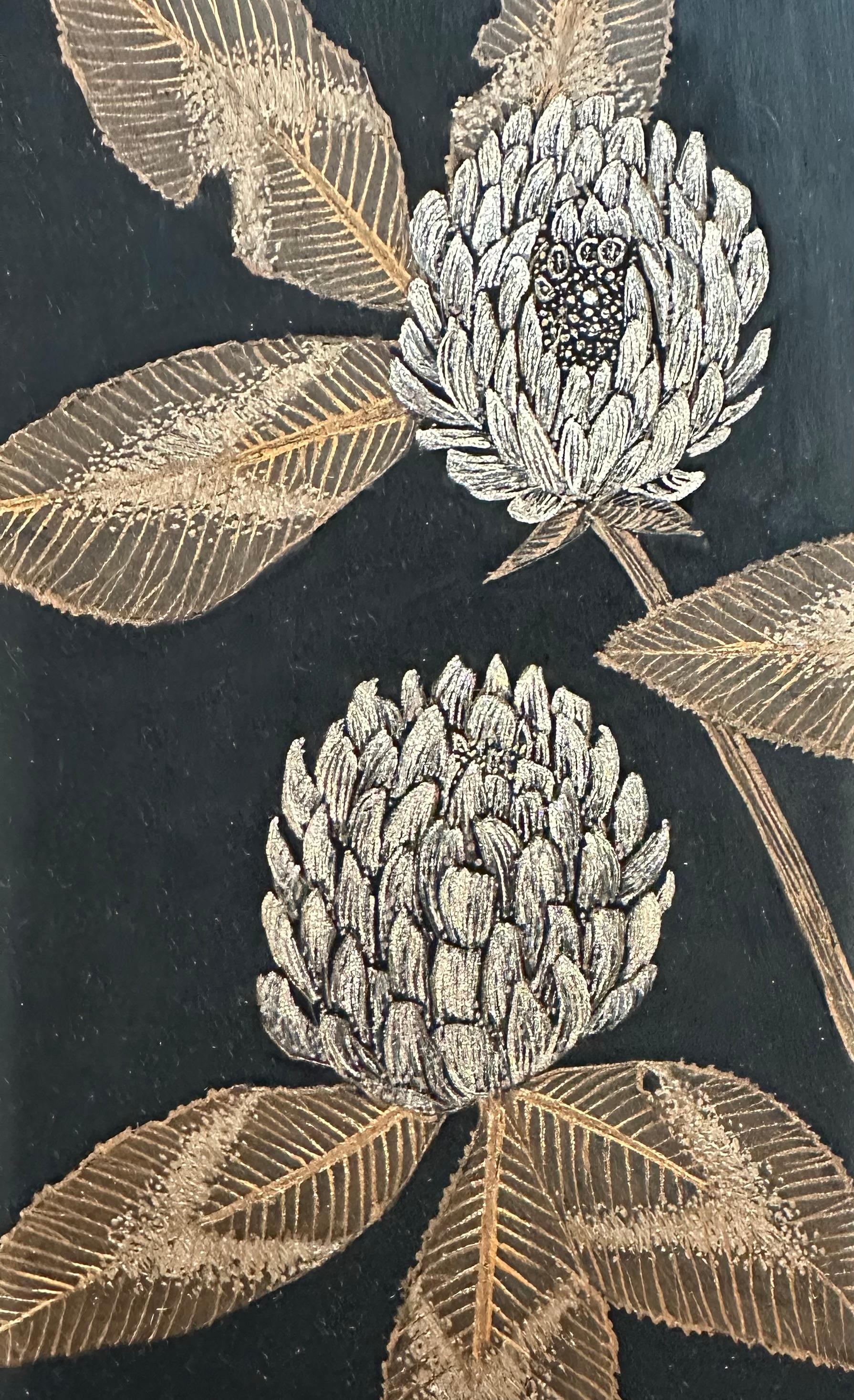 Questo delicato disegno botanico è realizzato con una luminosa pittura a olio color oro metallizzato su un pannello cullato e dipinto di nero. Un trifoglio rosso selvatico, le sue foglie, i suoi petali e i suoi boccioli sono al centro di questo