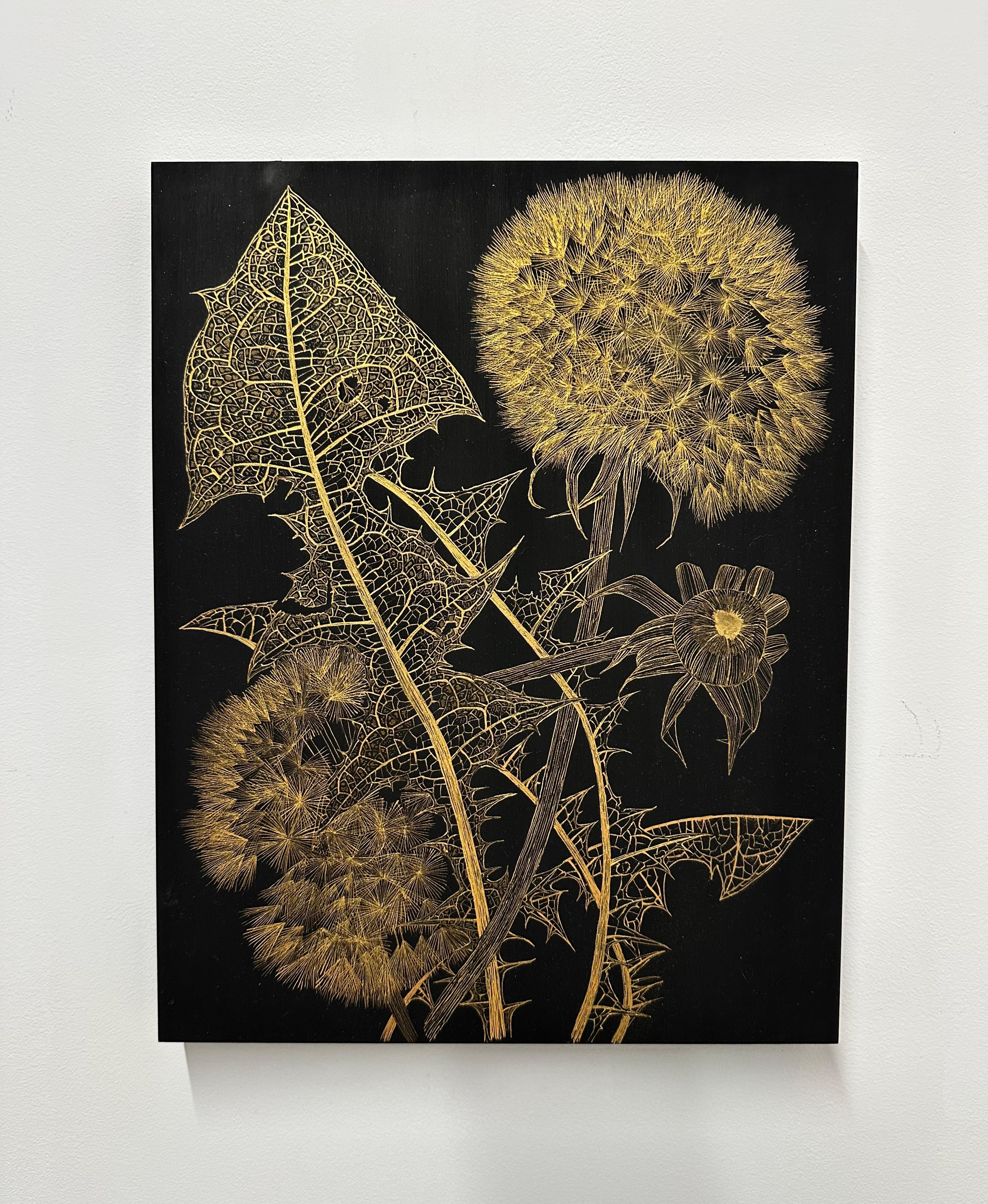 Dientes De León Con Brote Dos, Hojas De Planta De Diente De León Doradas, Tallo, Botánico Sobre Negro - Painting Contemporáneo de Margot Glass
