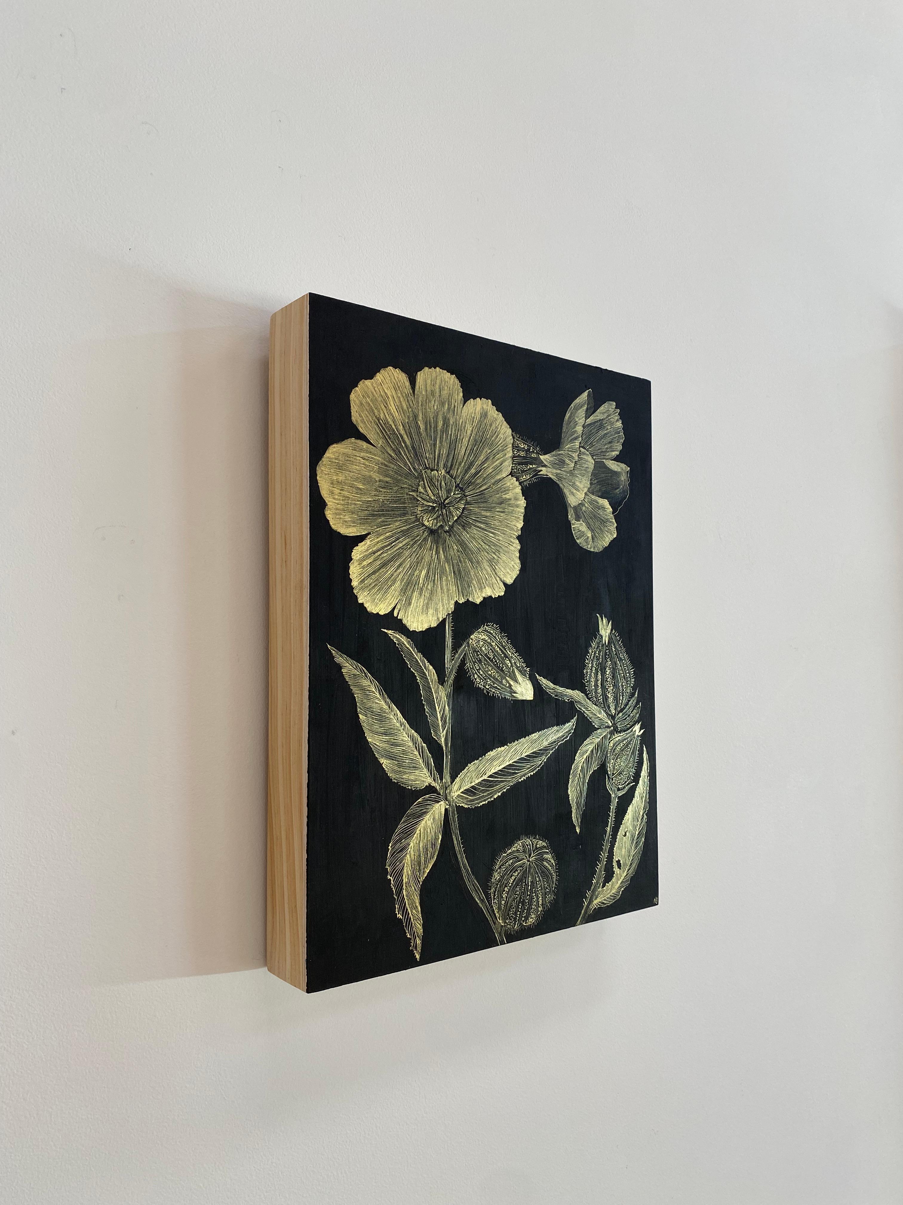 Este delicado dibujo botánico contemporáneo está realizado con acrílico dorado sobre panel acunado, pintado de negro. La exploración de lo efímero y la fragilidad de una planta silvestre de malvavisco: sus hojas, pétalos y capullos son el centro de