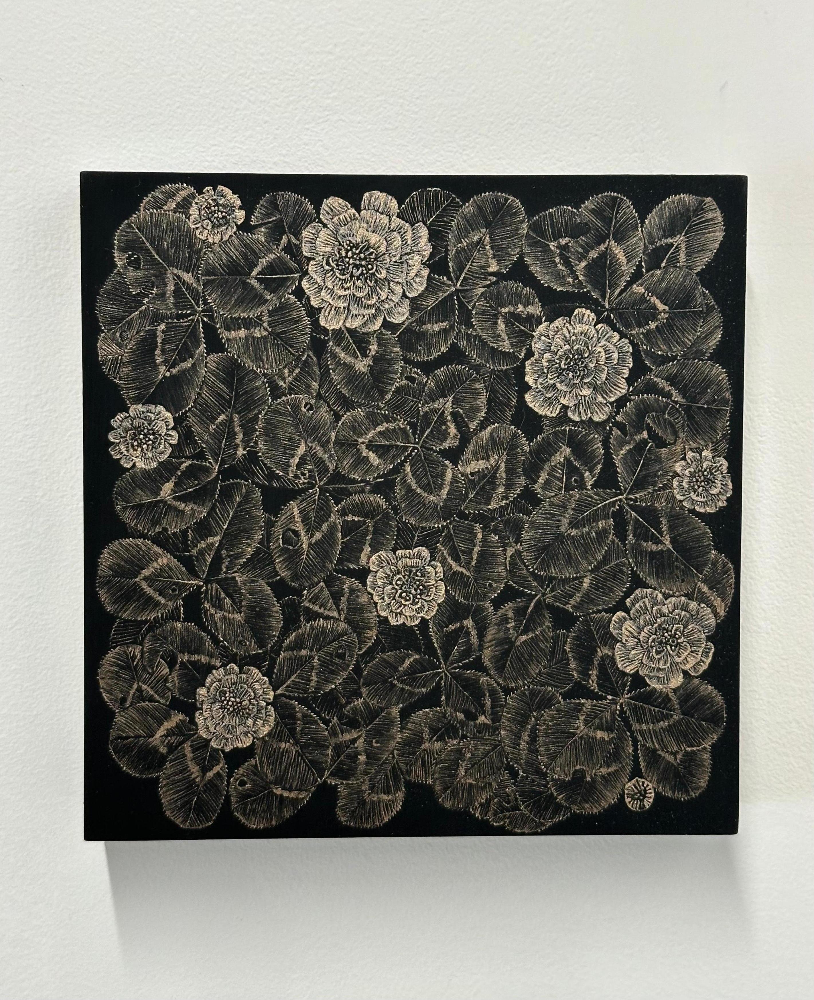 Kleeblatt, Metallic Rot Kleeblatt Pflanze, Stängel, Botanisch Auf Schwarz (Zeitgenössisch), Painting, von Margot Glass