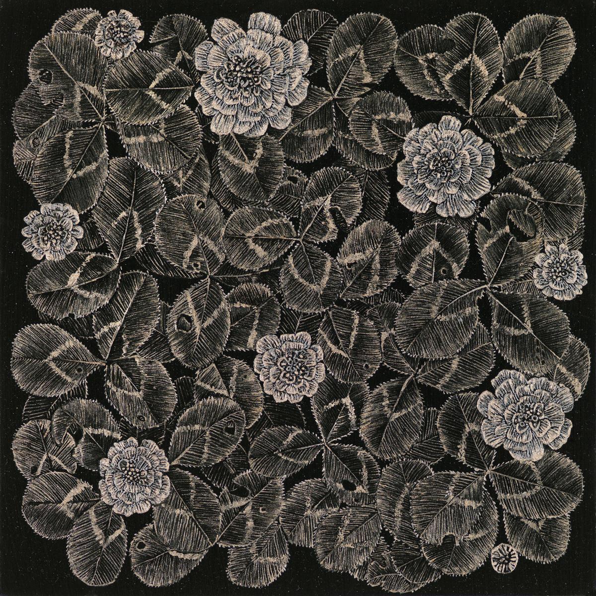 Kleeblatt One - Silbermetallic Rotklee Pflanzenblätter Botanisch, 2024 – Painting von Margot Glass