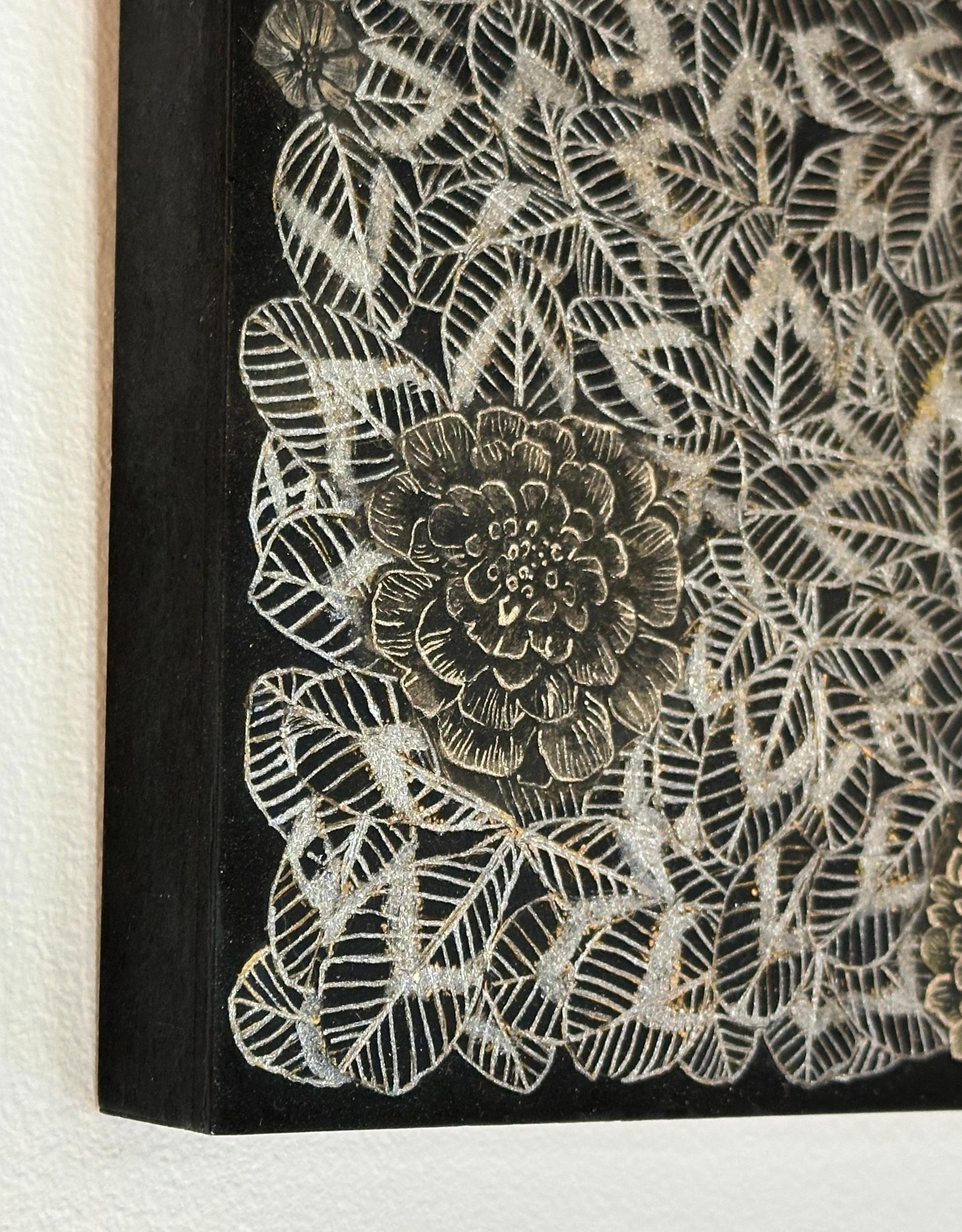 Dieses zeitgenössische Gemälde wurde mit leuchtender silbermetallischer Ölfarbe mit schimmerndem Glimmer und Pigment auf einer schwarz lackierten, gewieften Platte gemalt. Eine wilde Rotkleepflanze und ihre zarten Blätter und Blüten stehen im