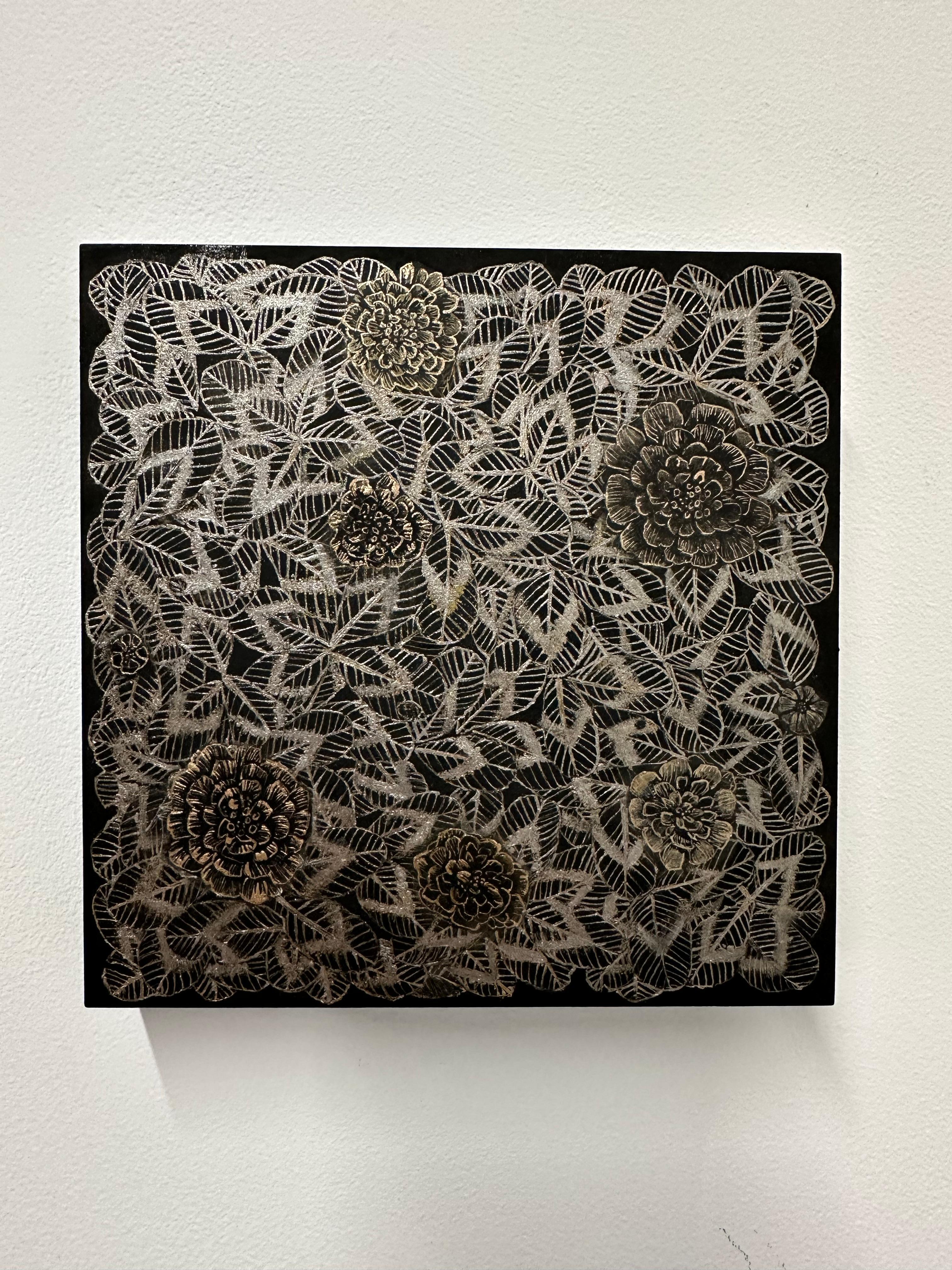 Trébol Pequeño Tres, Trébol Plateado Metálico Tallo de Hojas de Planta, Botánico Sobre Negro - Painting Contemporáneo de Margot Glass