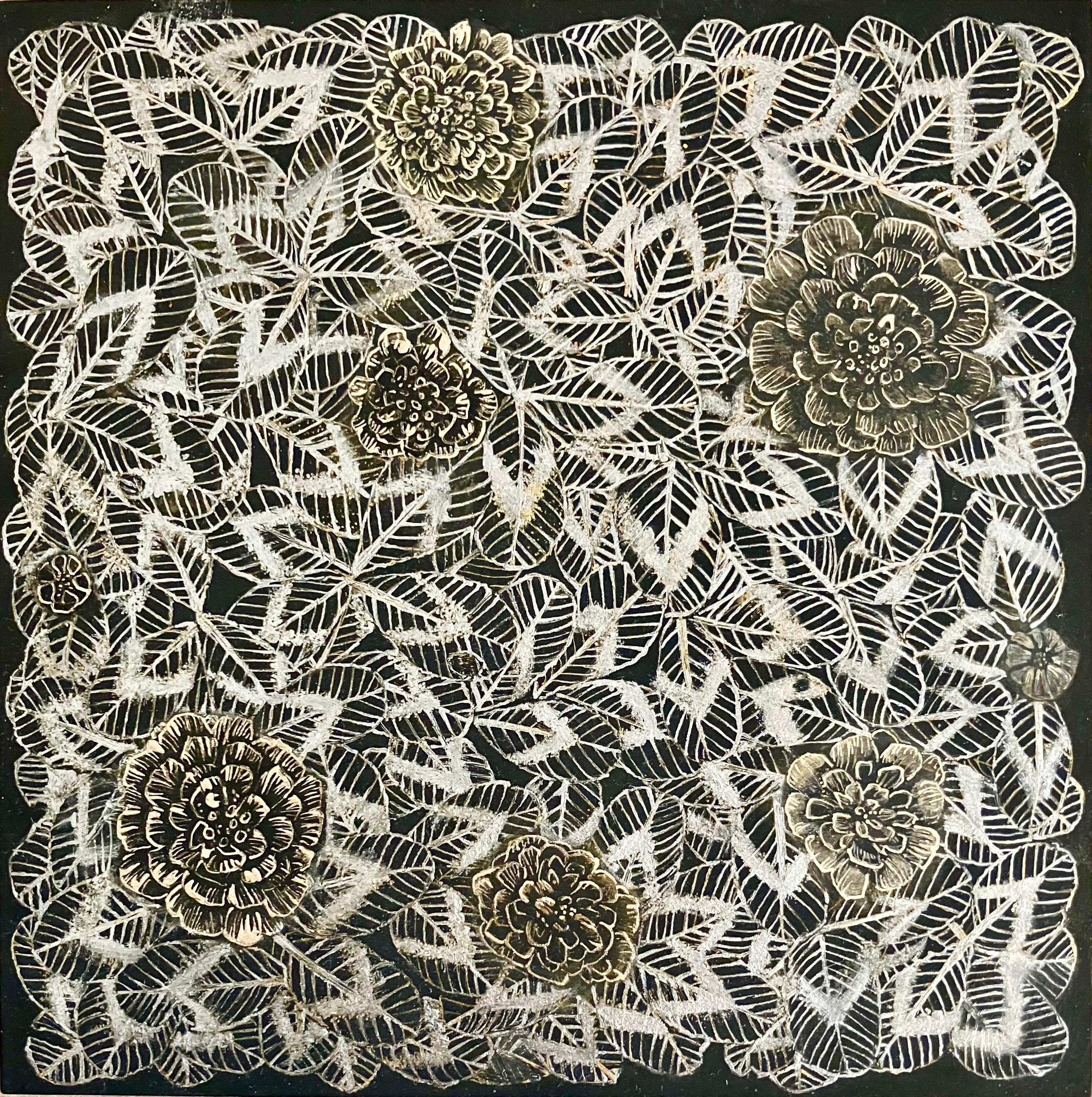 Trébol Pequeño Tres, Trébol Plateado Metálico Tallo de Hojas de Planta, Botánico Sobre Negro - Painting de Margot Glass