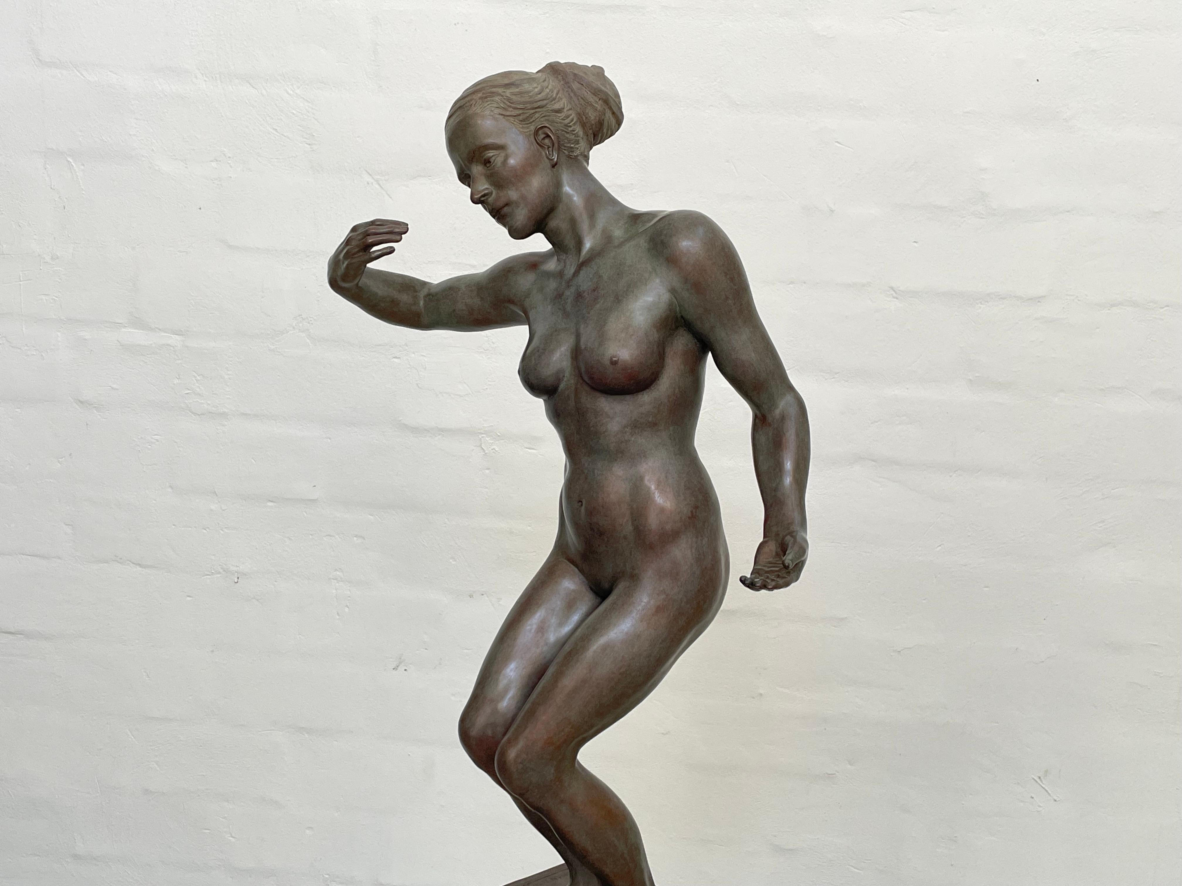 Figurative Sculpture Margot Homan - Abraccio Embrace Togetherness Sculpture, figure nue en bronze  Mythologie en stock