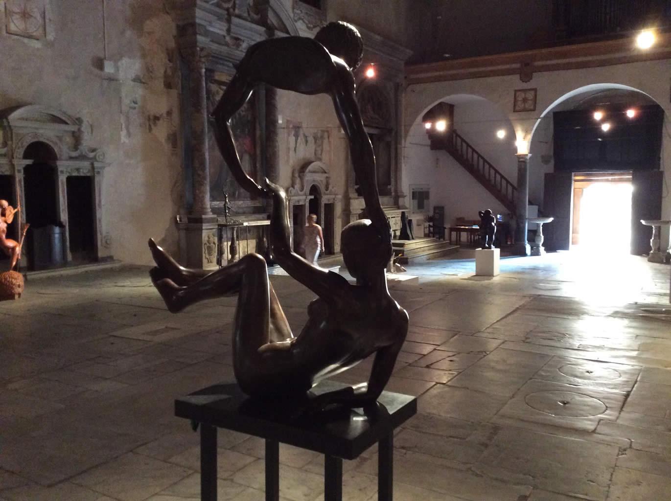 De Gave The Gift, Große Bronzeskulptur, klassische zeitgenössische Mythologie (Zeitgenössisch), Sculpture, von Margot Homan