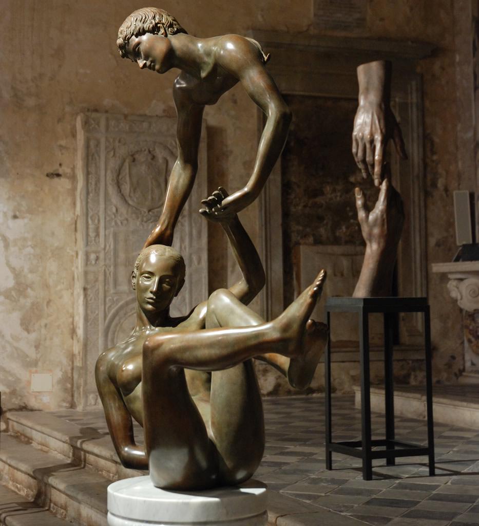 De Gave The Gift - Grande sculpture en bronze - Mythologie classique contemporaine - Or Nude Sculpture par Margot Homan
